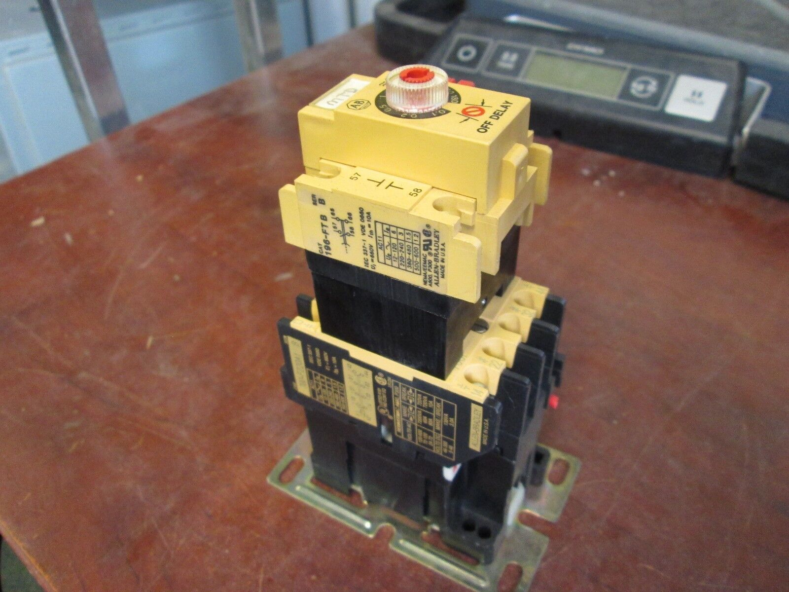 Allen-Bradley Contactor 700-F220A1 w/ 196-FTB Timing Relay 600V 10A 120V Coil