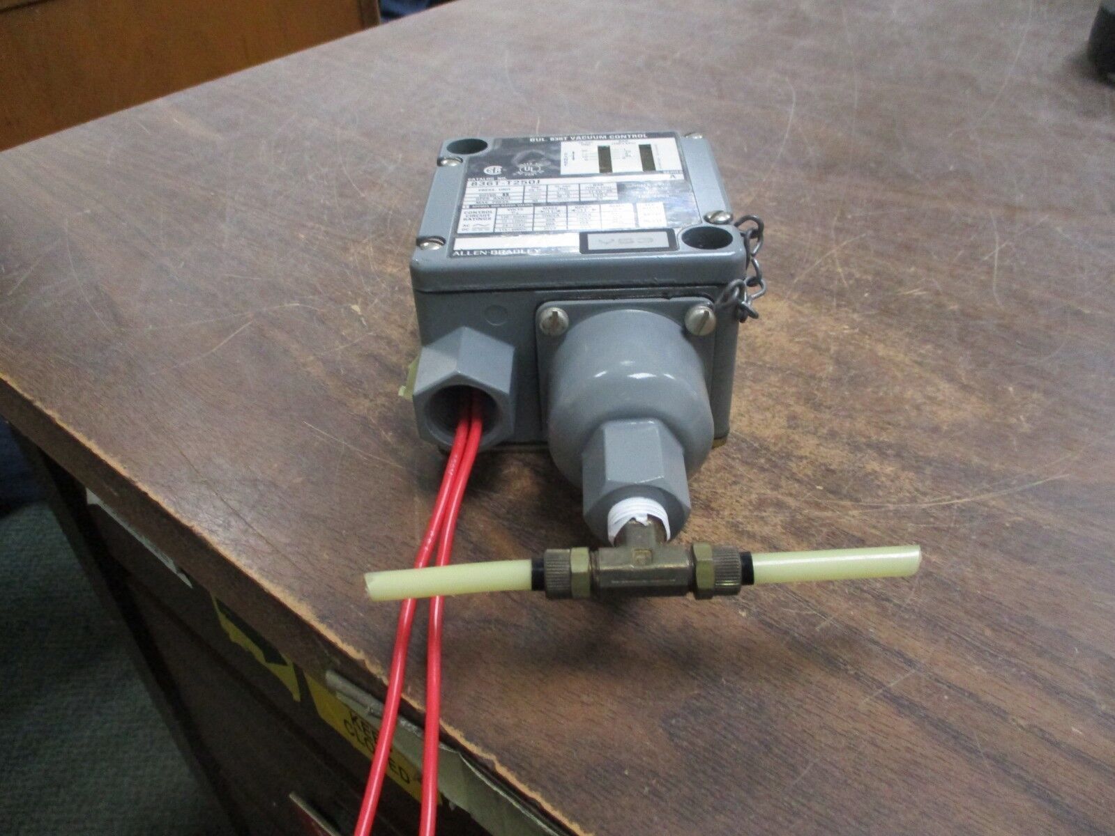 Allen-Bradley 836T Vacuum Control 836T-T250J 50PSI Max Pressure nema 1,4,13 Used