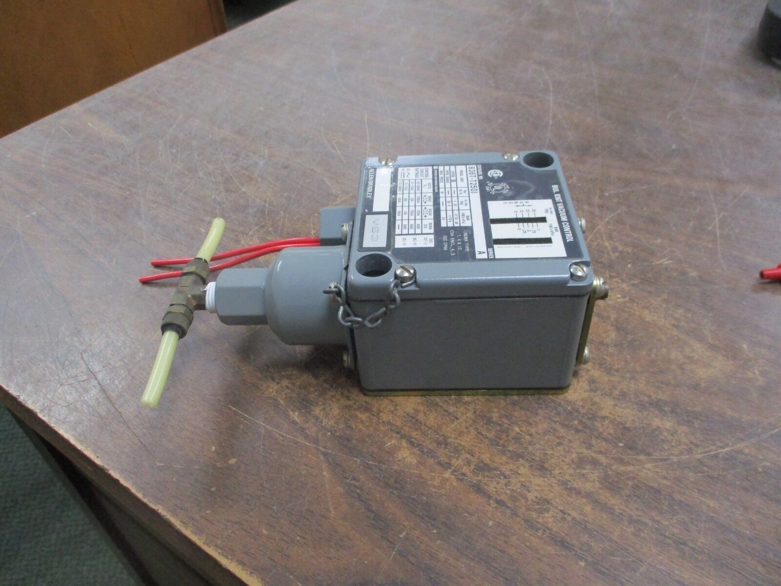 Allen-Bradley 836T Vacuum Control 836T-T250J 50PSI Max Pressure nema 1,4,13 Used