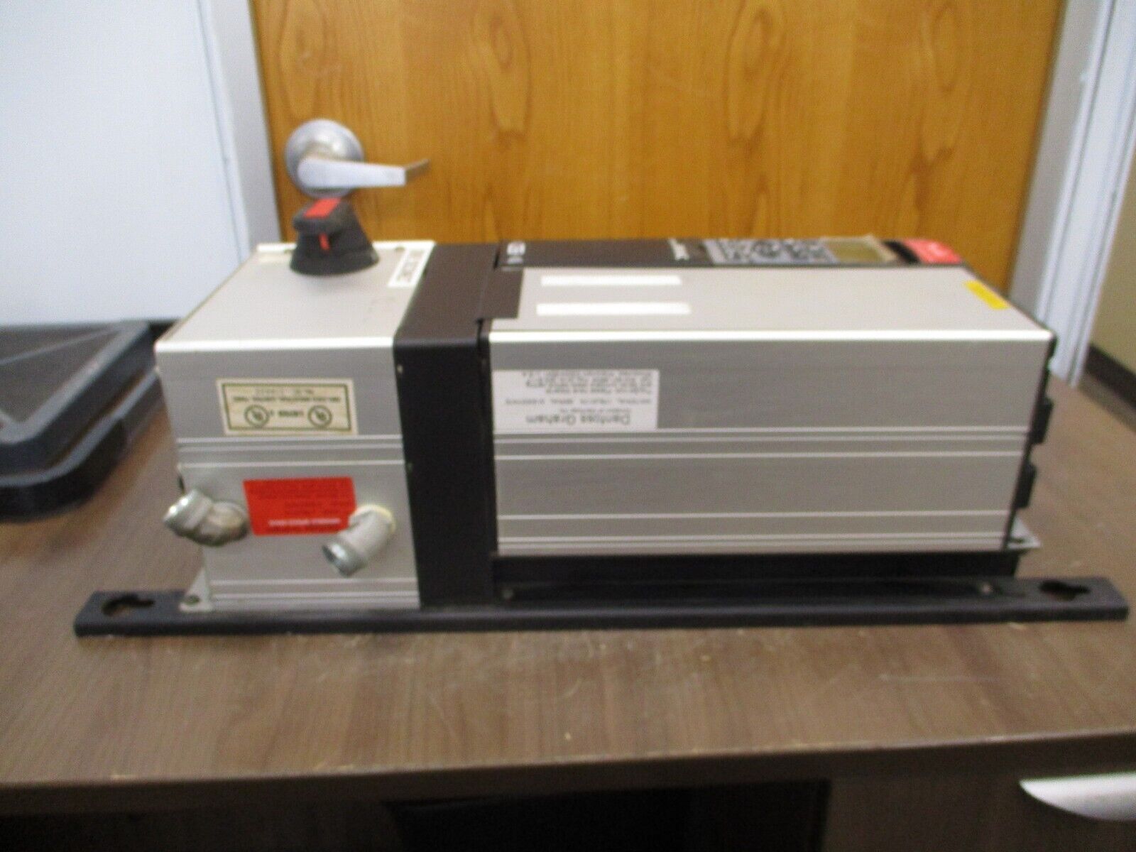 Danfoss VLT 6004 AC Drive 3HP 175Z7282 w/ Disconnect *(2) Broken Keypad Buttons*