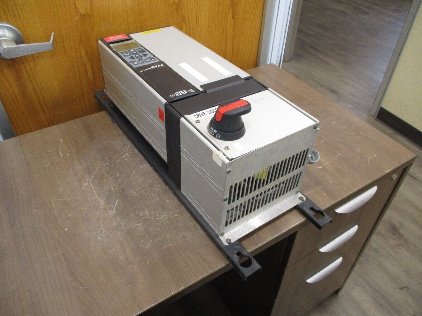 Danfoss VLT 6004 AC Drive 3HP 175Z7282 w/ Disconnect *(2) Broken Keypad Buttons*