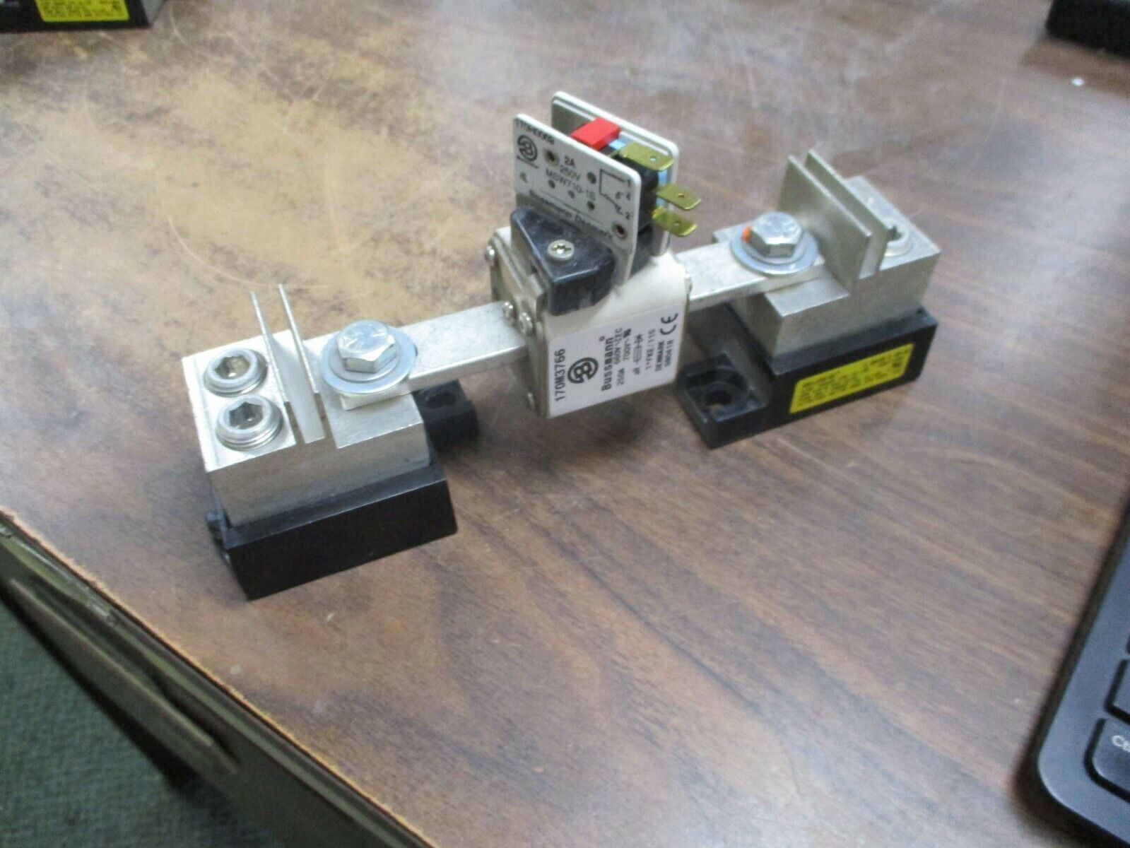 Buss Fuse Holder w/ Fuse 1BS103 400A 600V w/ 250A Fuse *Broken Mount* Used