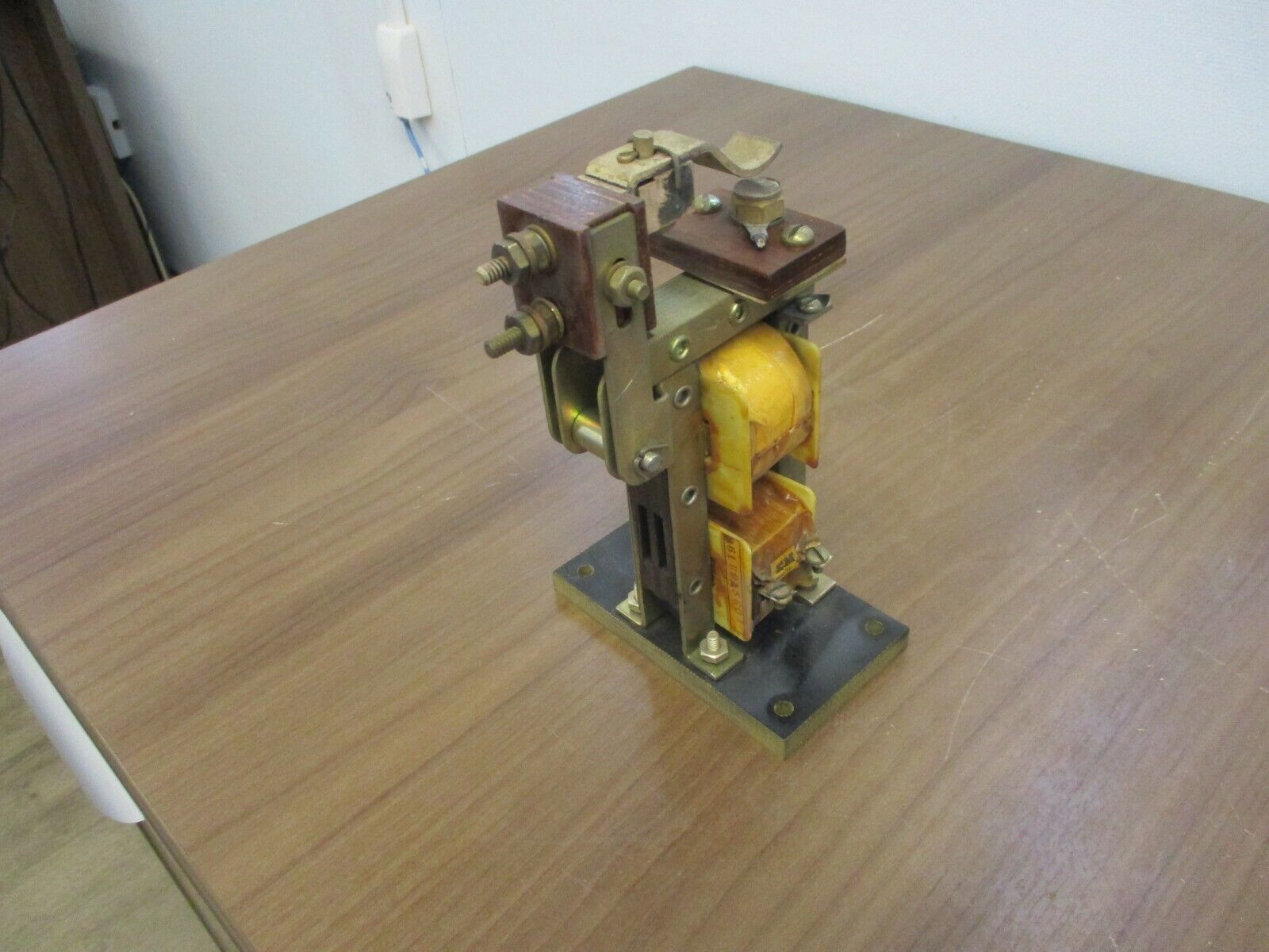 Electric Machinery MFG Co. Polarized Field Freq. Relay 352C596 G01 Used