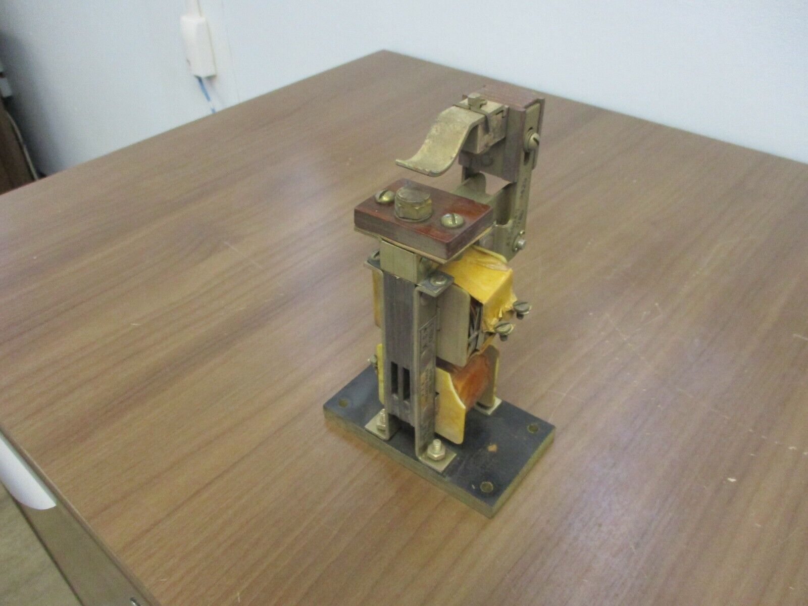 Electric Machinery MFG Co. Polarized Field Freq. Relay 352C596 G01 Used