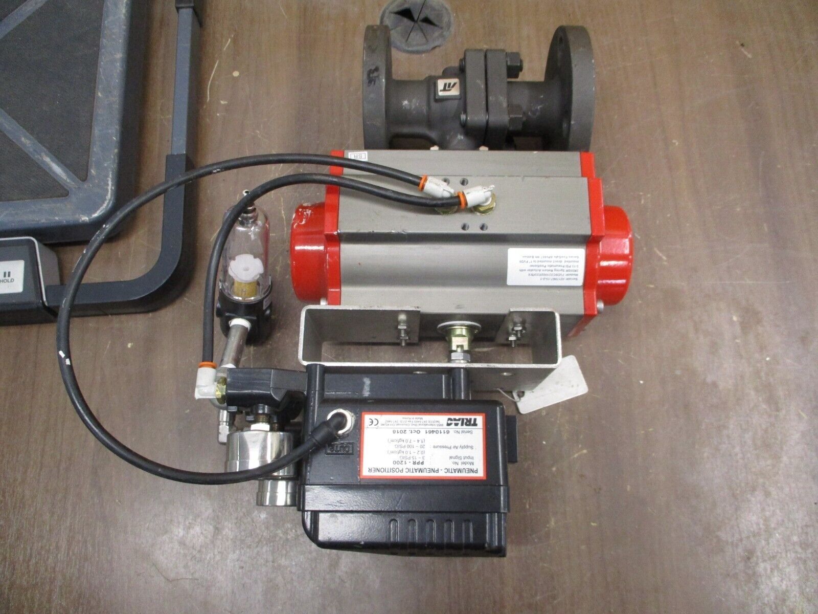 Triac Pneumatic Actuated Valve w/ Positioner FVD9C3S1002R3SPX6 Size: 1" Used