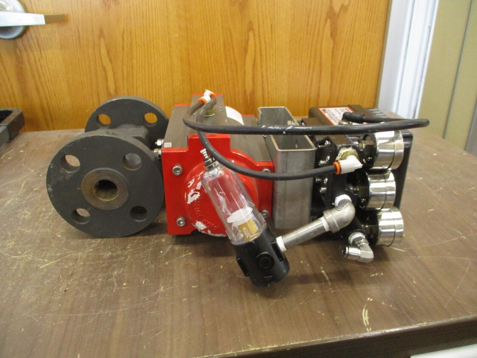 Triac Pneumatic Actuated Valve w/ Positioner FVD9C3S1002R3SPX6 Size: 1" Used