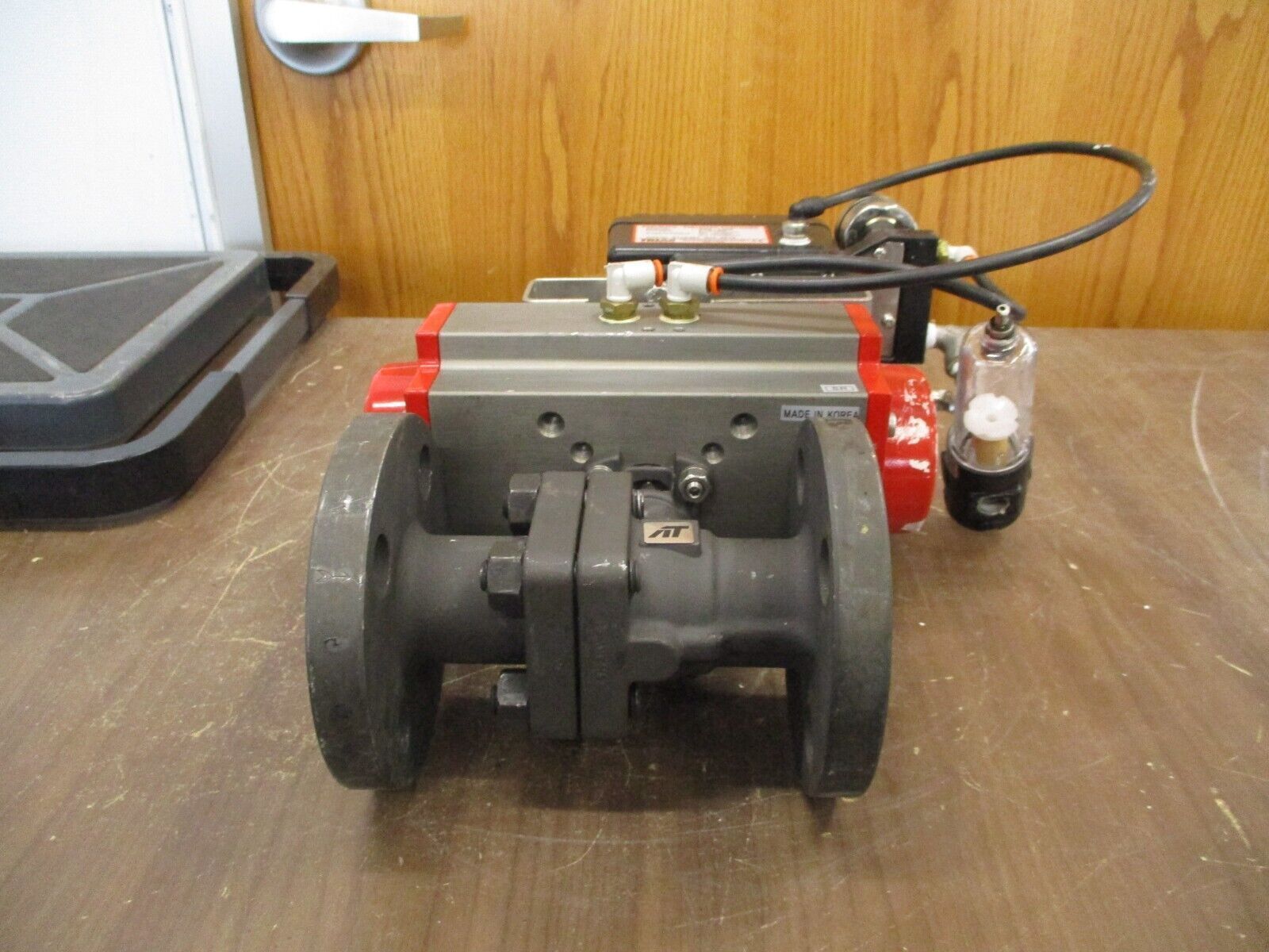 Triac Pneumatic Actuated Valve w/ Positioner FVD9C3S1002R3SPX6 Size: 1" Used