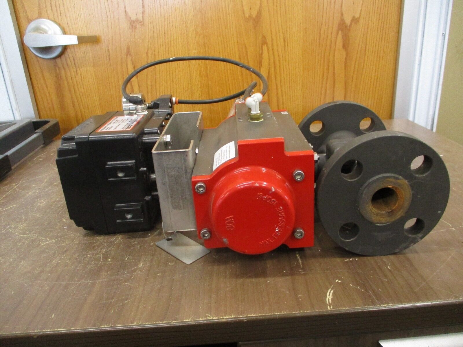 Triac Pneumatic Actuated Valve w/ Positioner FVD9C3S1002R3SPX6 Size: 1" Used