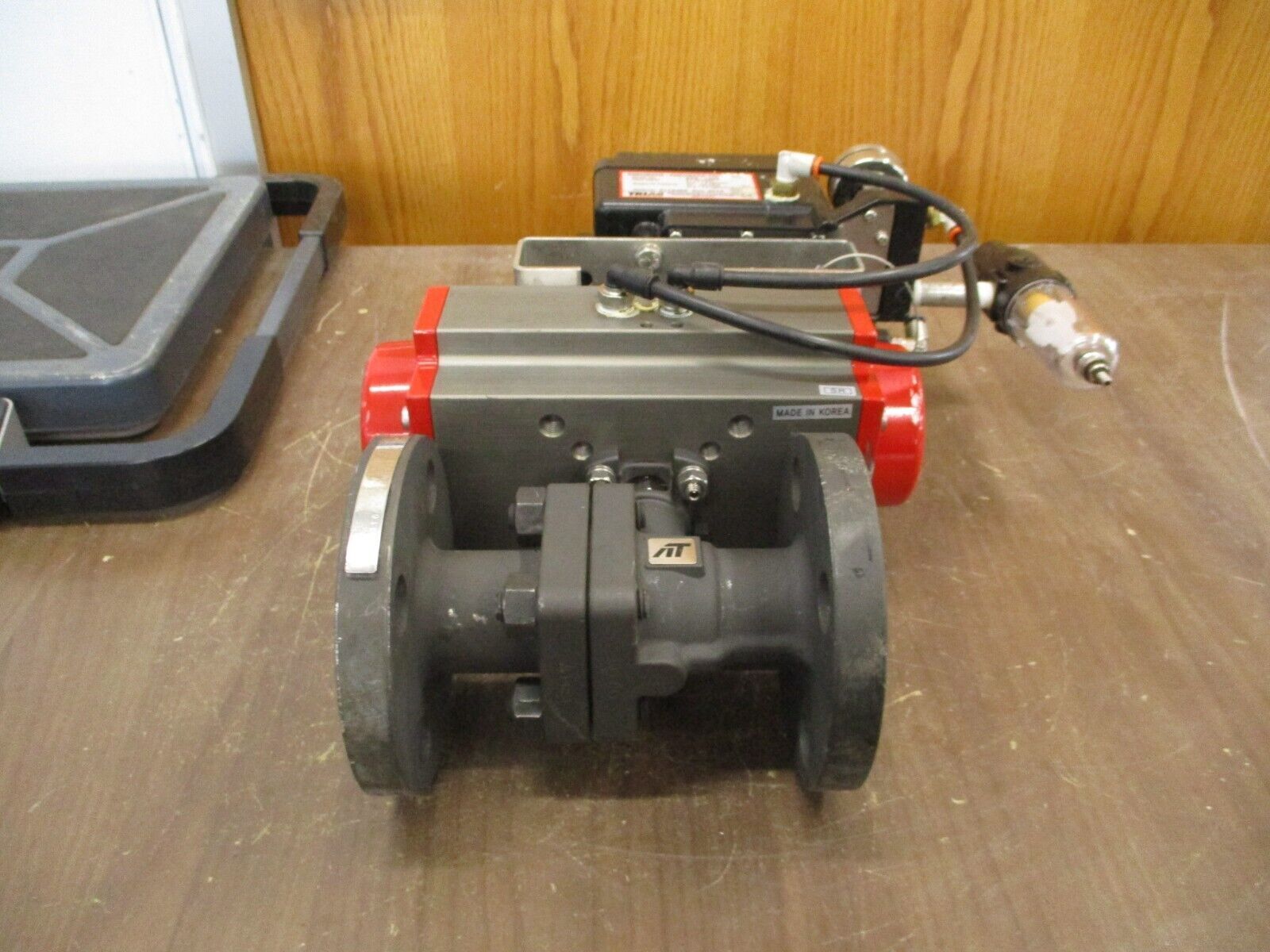 Triac Pneumatic Actuated Valve w/ Positioner FVD9C3S1002R3SPX6 Size: 1" Used