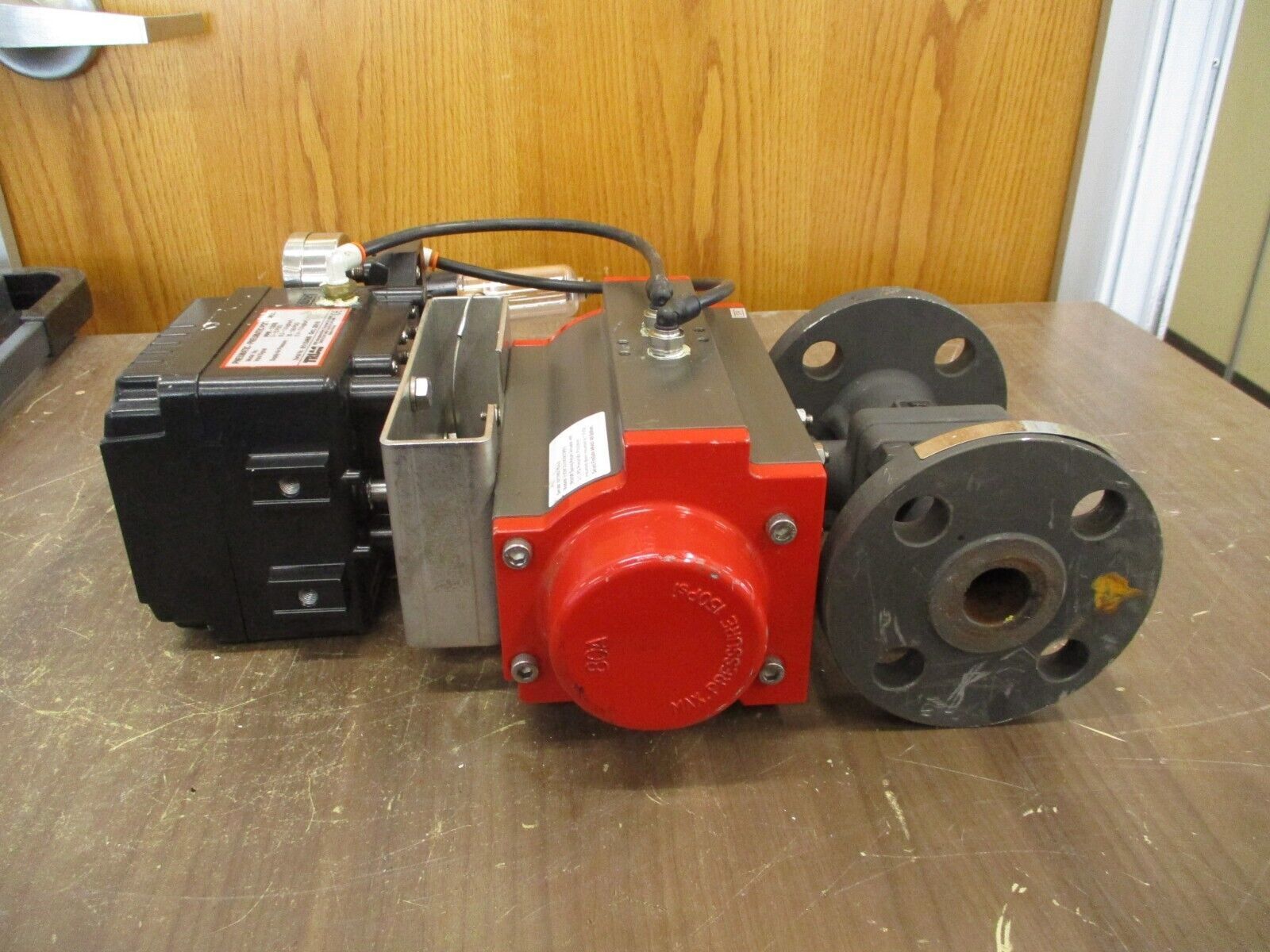 Triac Pneumatic Actuated Valve w/ Positioner FVD9C3S1002R3SPX6 Size: 1" Used