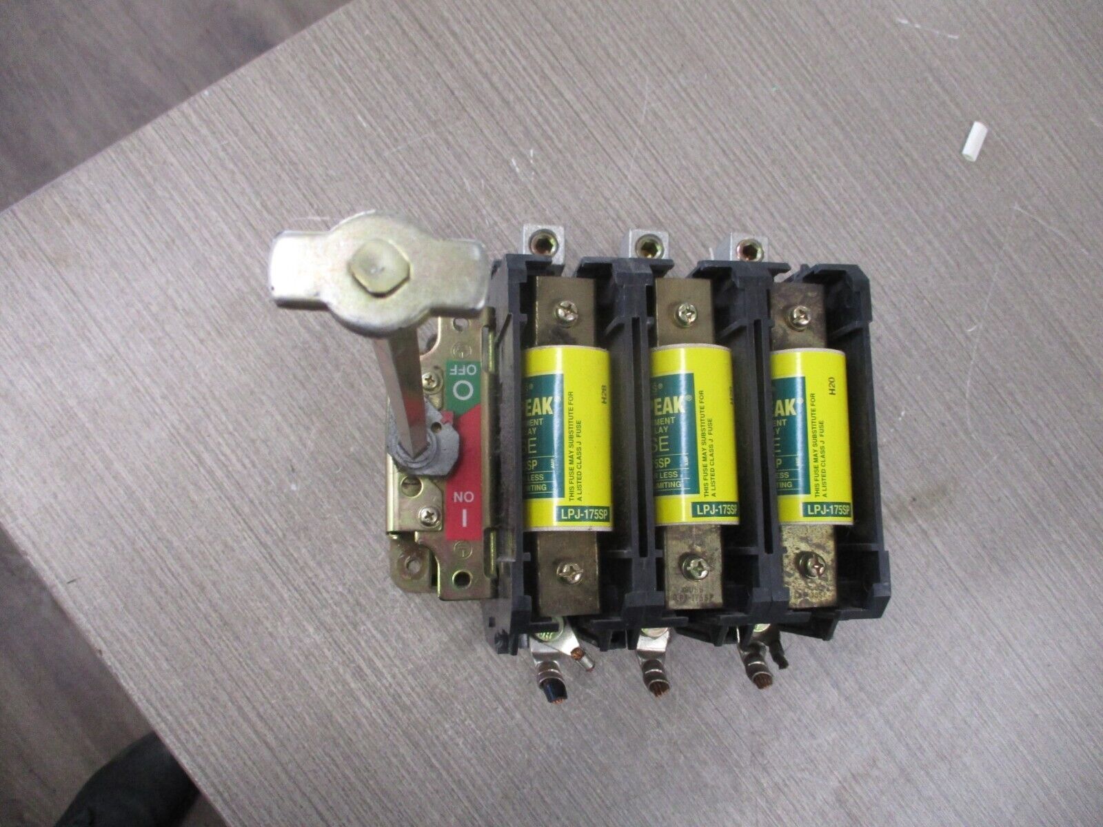 Allen-Bradley Fusible Disconnect Switch 194R-NN200P3 Ser. B 200A 600V 3P Used