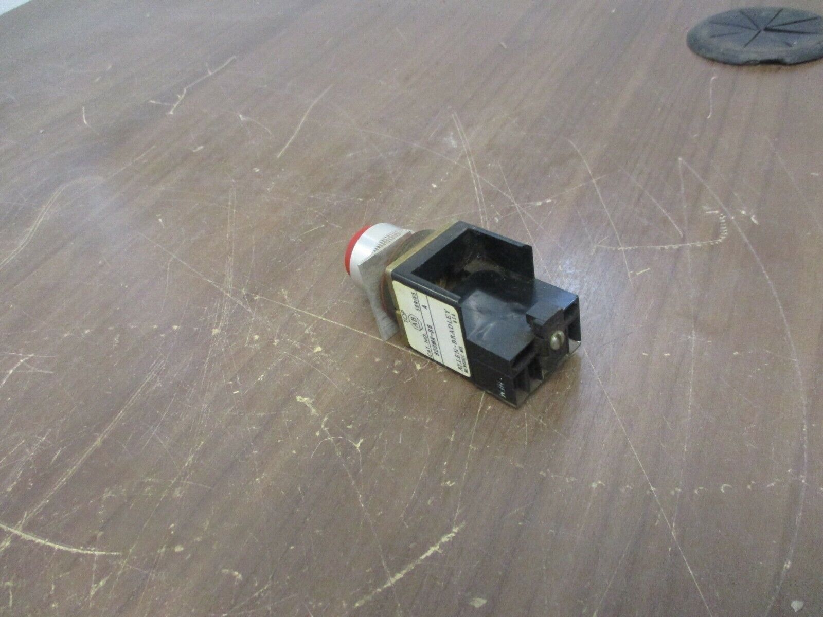Allen-Bradley Push Button 800MR-B6 Ser. B Red 300V Used