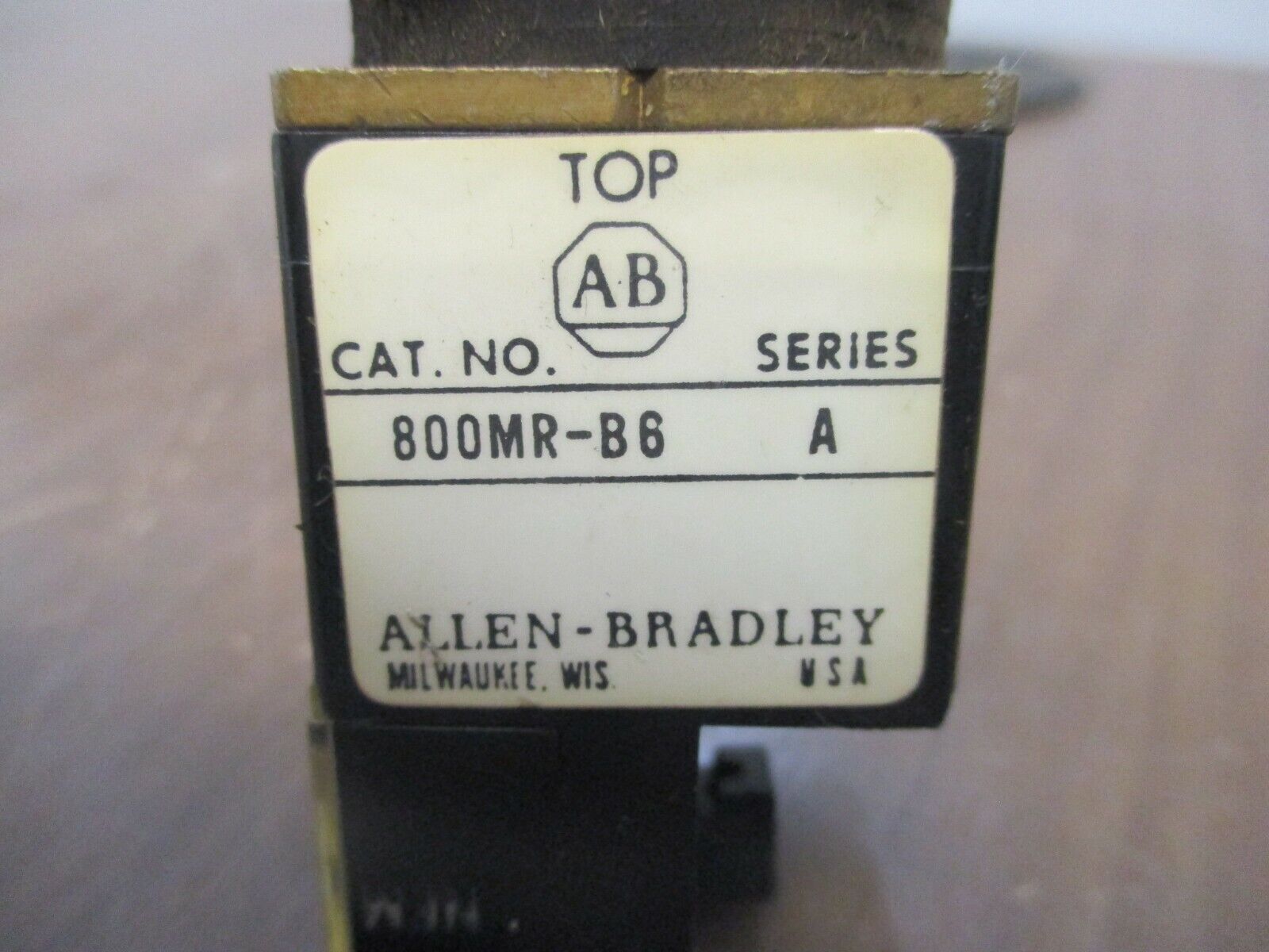 Allen-Bradley Push Button 800MR-B6 Ser. B Red 300V Used
