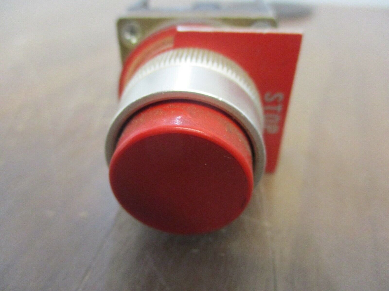 Allen-Bradley Push Button 800MR-B6 Ser. B Red 300V Used