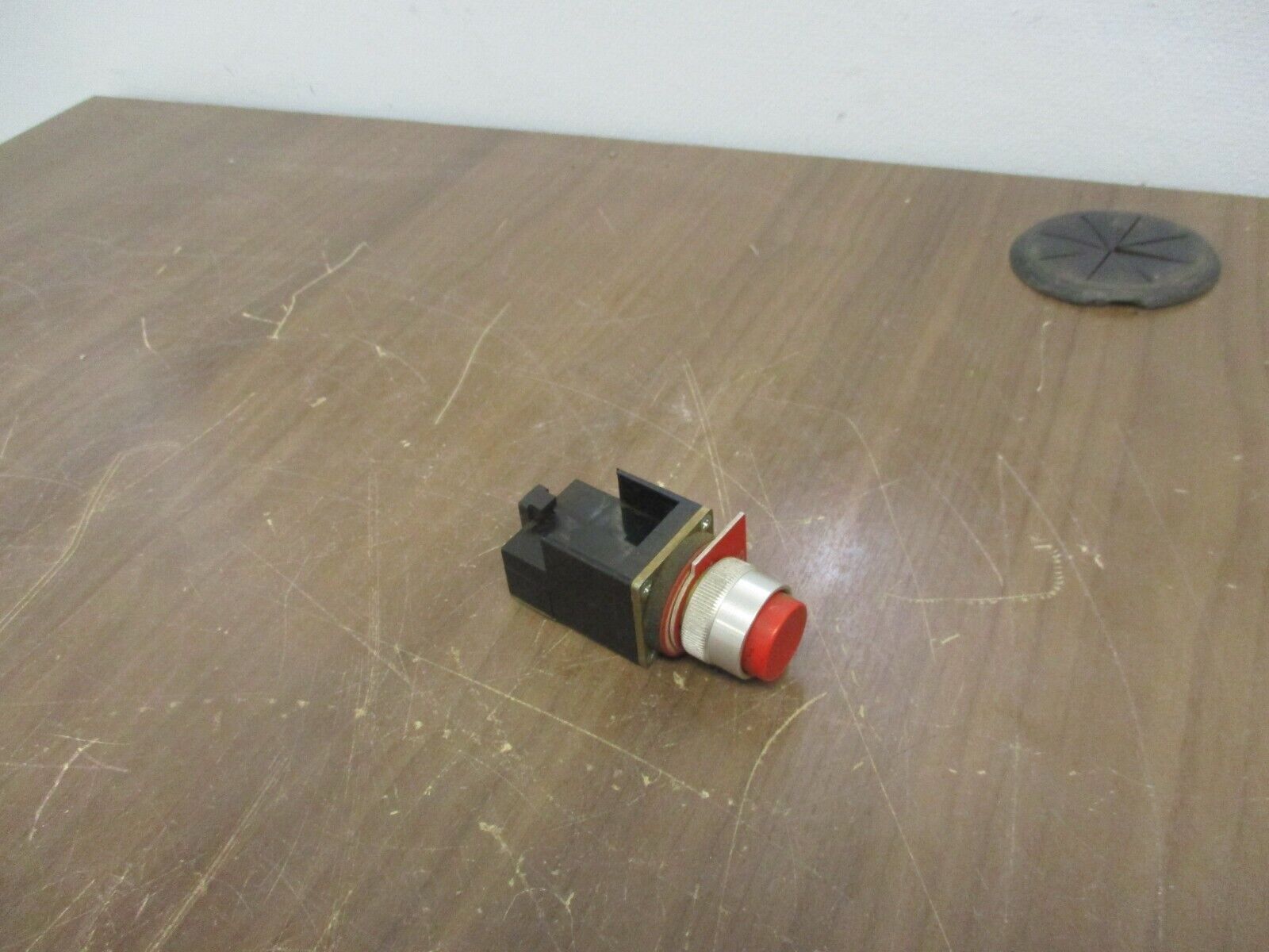 Allen-Bradley Push Button 800MR-B6 Ser. B Red 300V Used