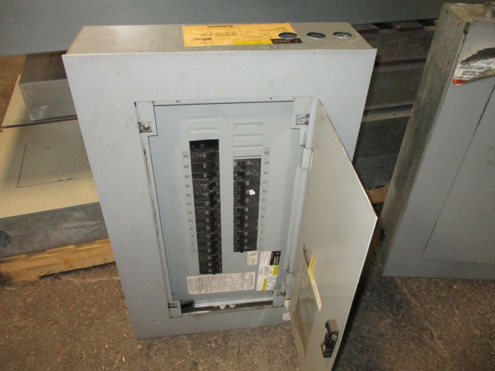 GE Main Breaker Circuit Breaker Panel AQF3241ATX 100A Main 208Y/120V 3Ph 4W Used