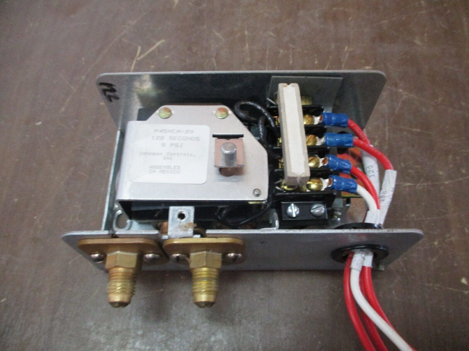 Johnson Controls Lube Oil Pressure Cutout Control P45NCA-29 120 Sec 9PSI Used