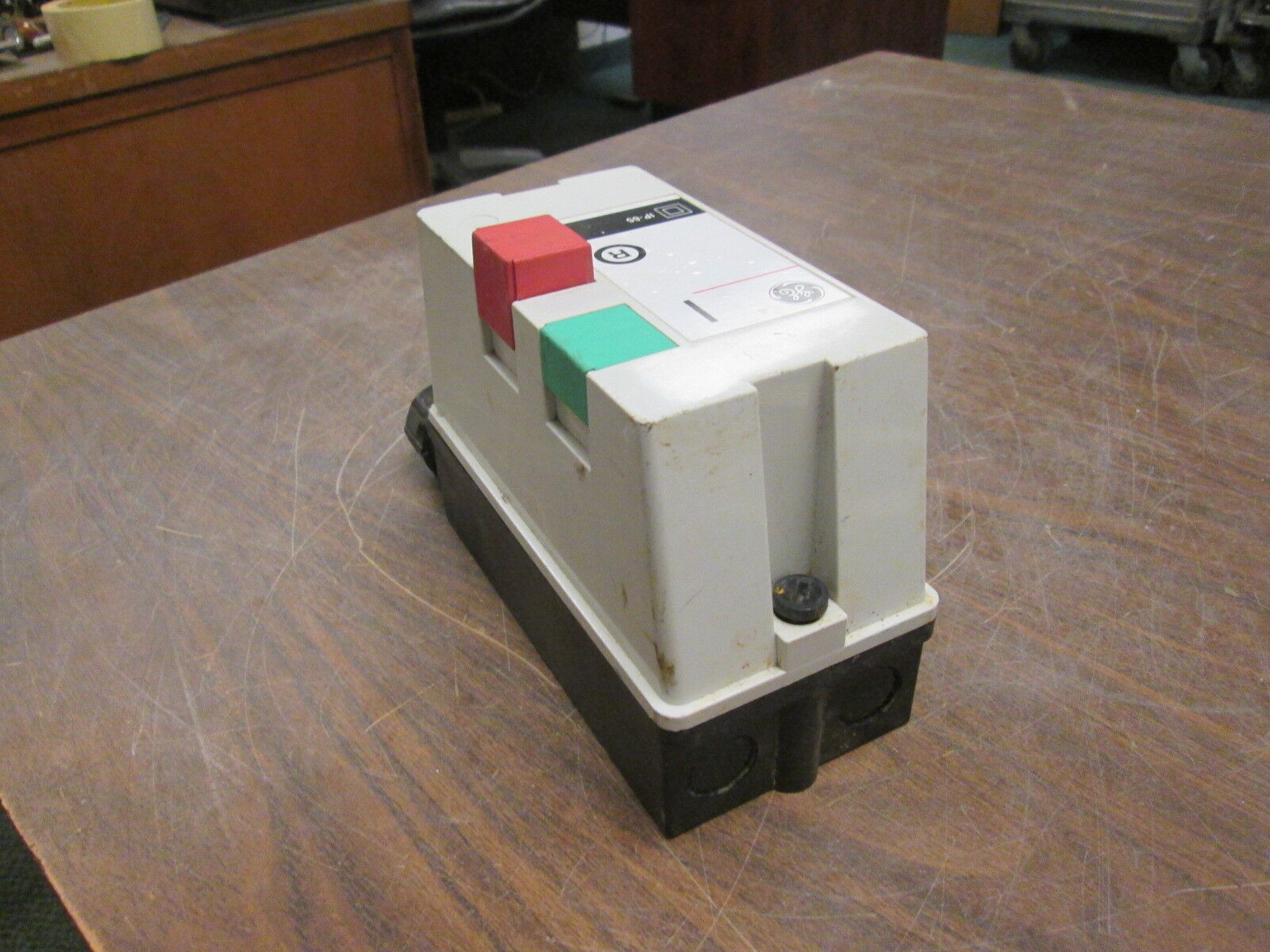 GE Enclosure Starter CL00A3310T / RT1K 25A 600V Trip: 2.5-4.1A Used