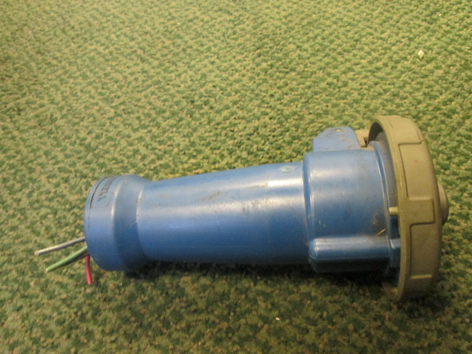 Hubbell Plug 530C2W 60A 250V Watertight *No Wire Clamp* Used