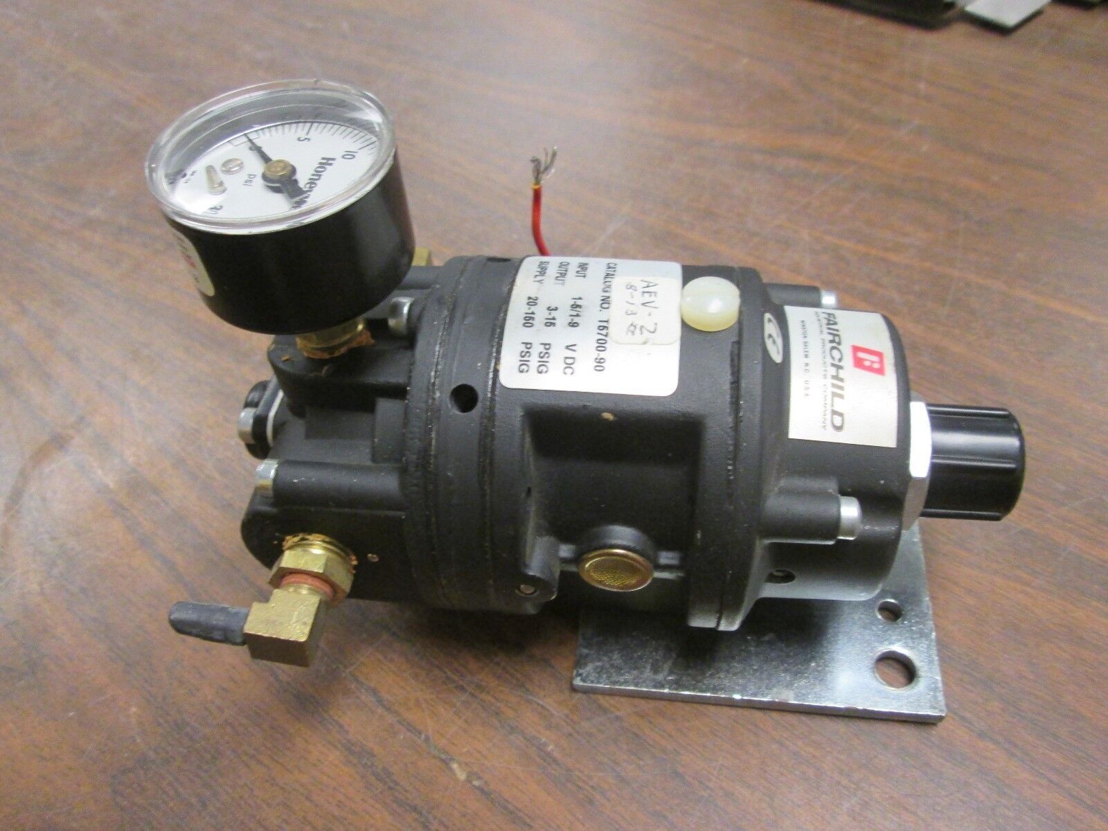 Fairchild Pneumatic Transducer T5700-90 Input:1-5/1-9 VDC Output:3-15 PSIG Used