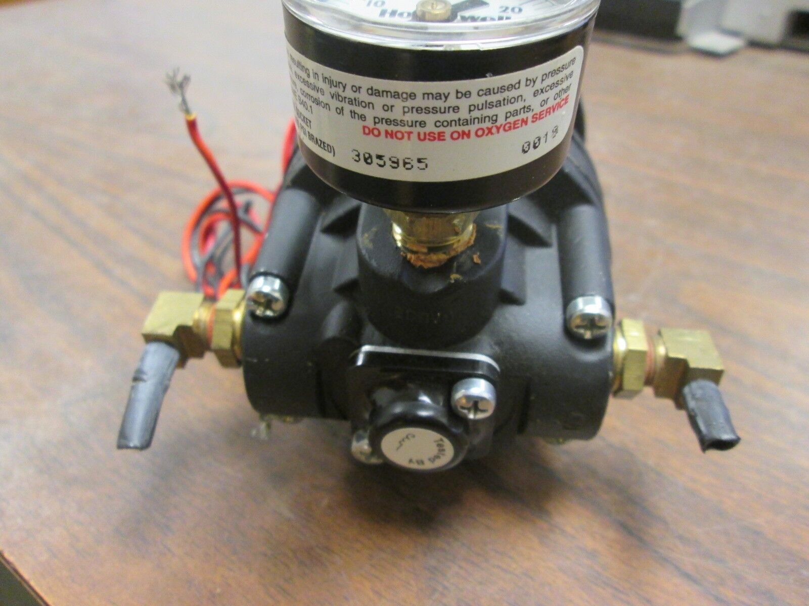 Fairchild Pneumatic Transducer T5700-90 Input:1-5/1-9 VDC Output:3-15 PSIG Used