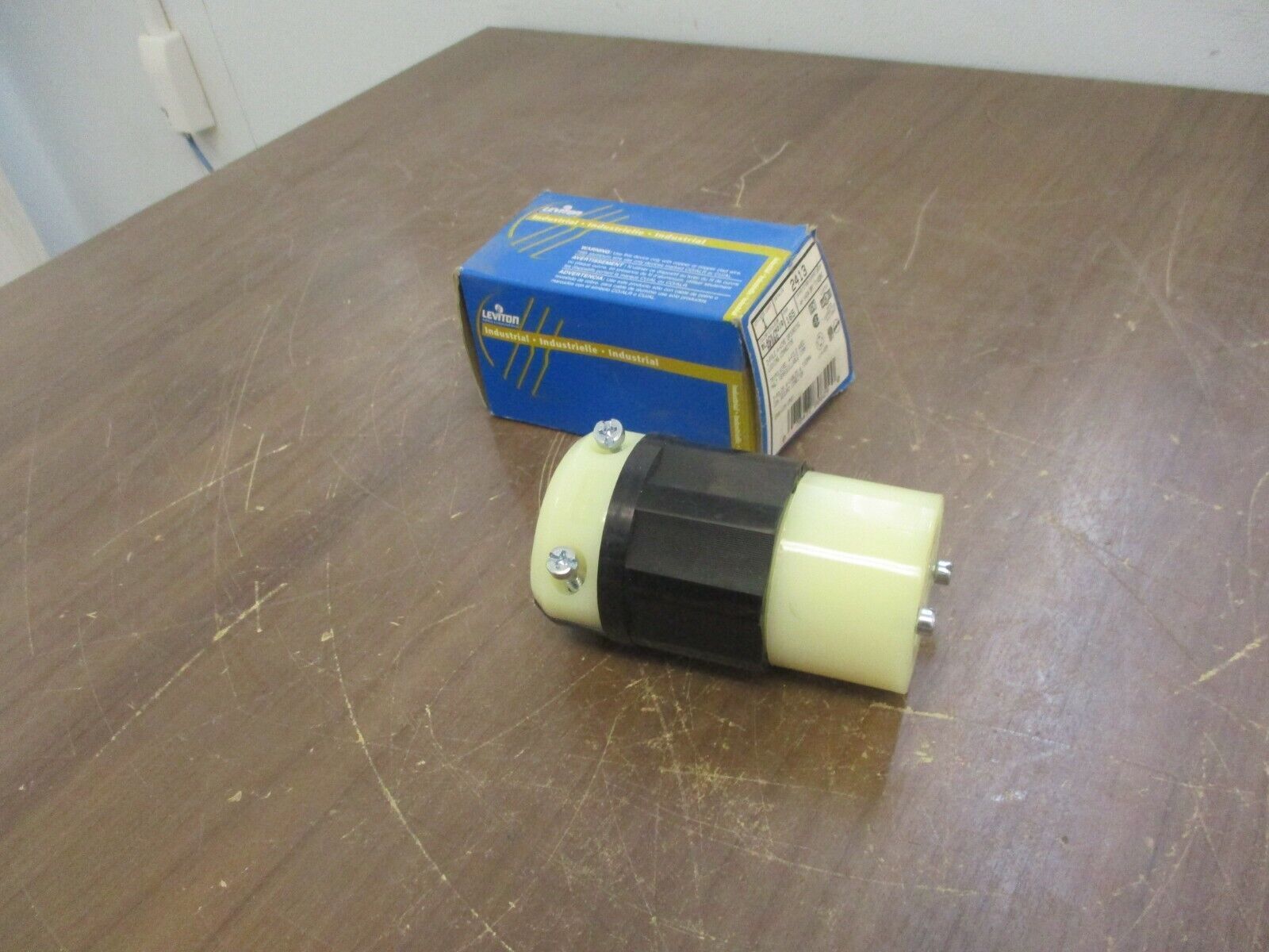 Leviton Locking Connector 2413 20A 125/250V 3P 4W New Surplus
