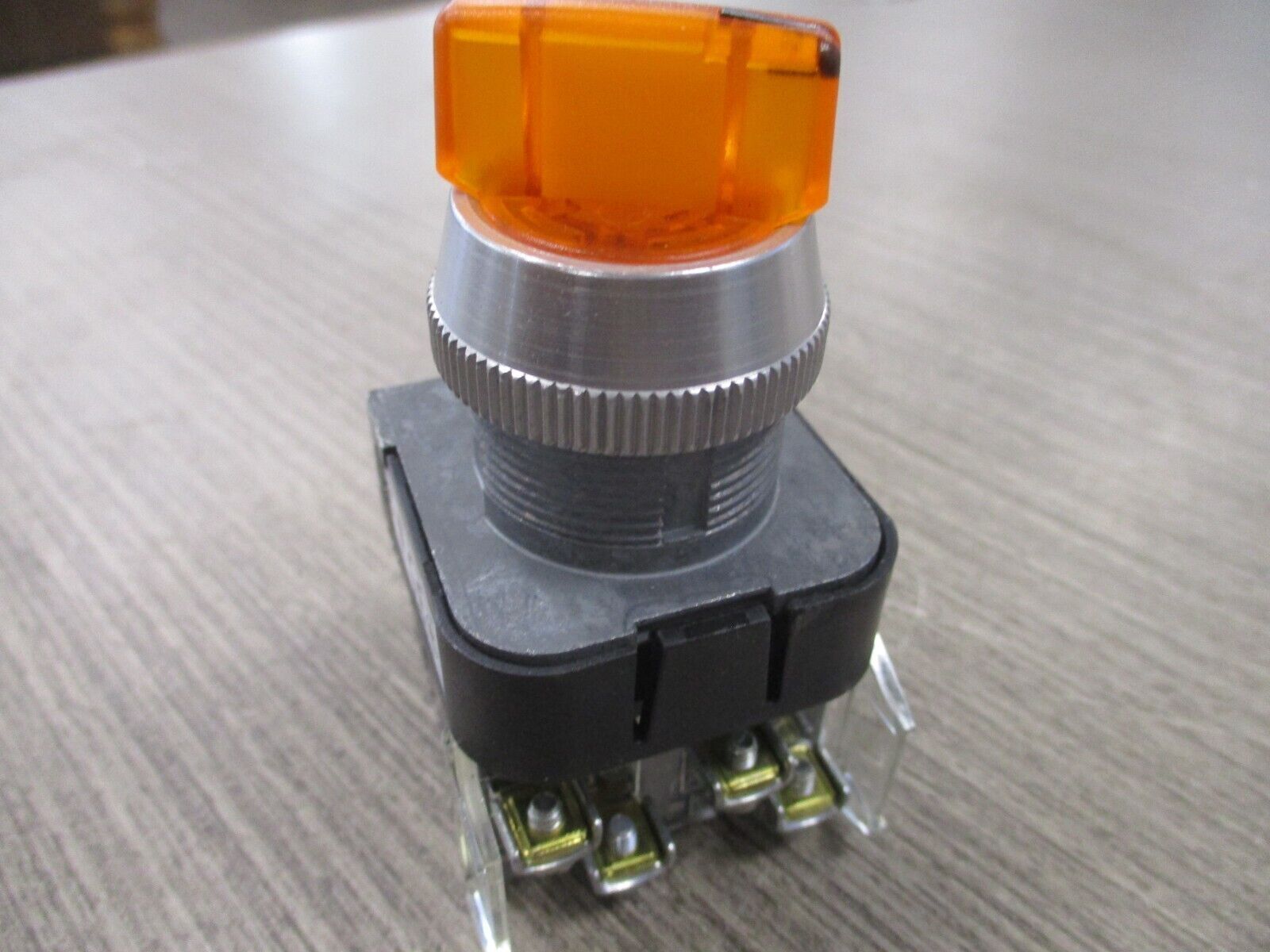 Allen-Bradley Illuminated Selector Switch 800T-16HA2KB6AX Amber New Surplus