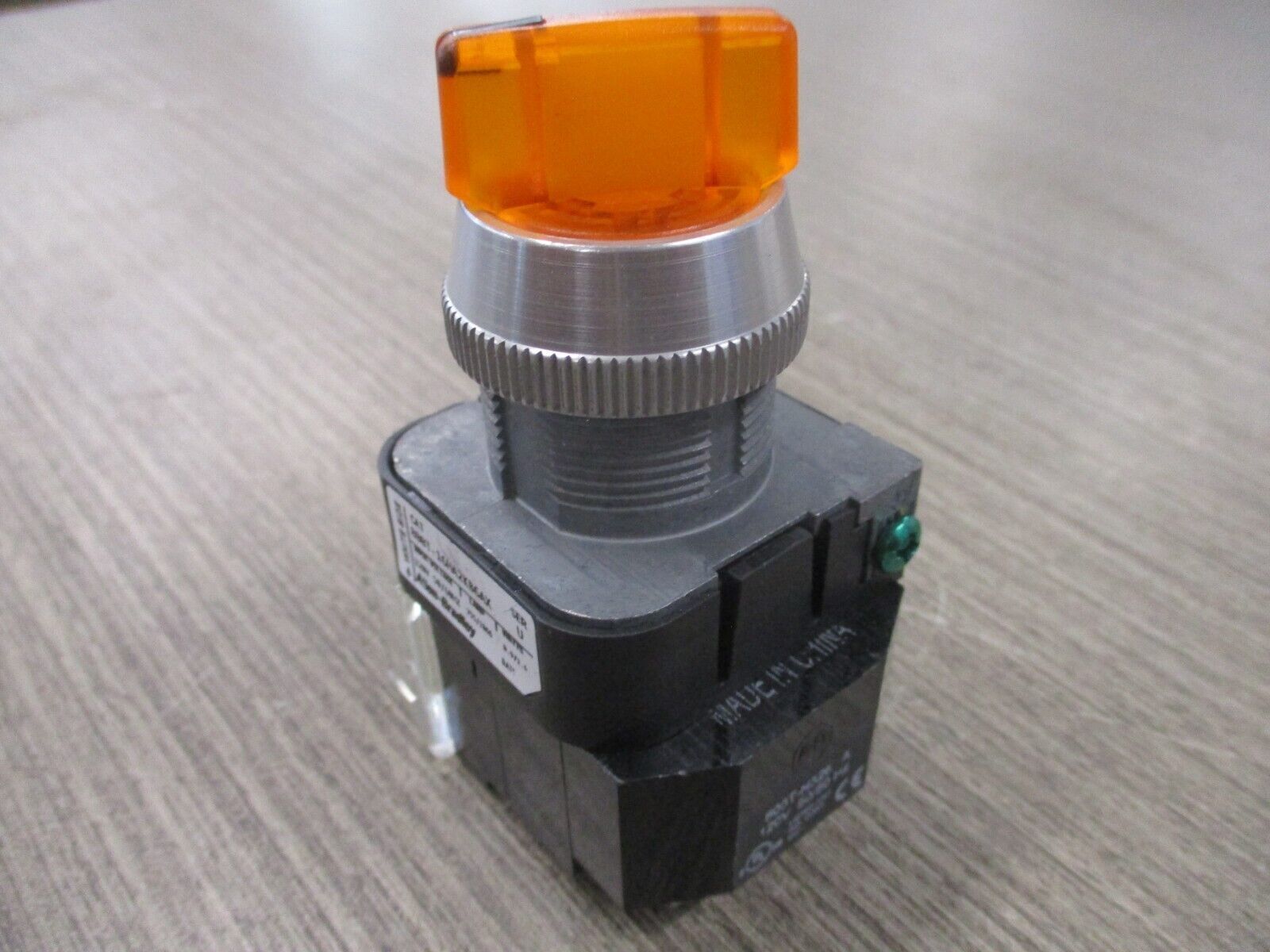 Allen-Bradley Illuminated Selector Switch 800T-16HA2KB6AX Amber New Surplus