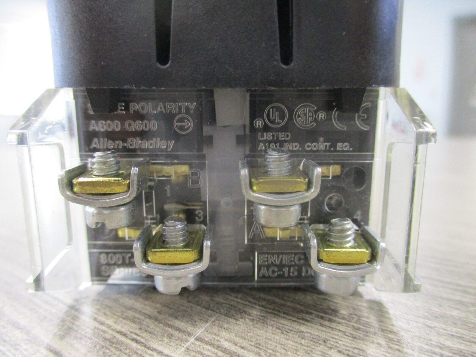 Allen-Bradley Illuminated Selector Switch 800T-16HA2KB6AX Amber New Surplus
