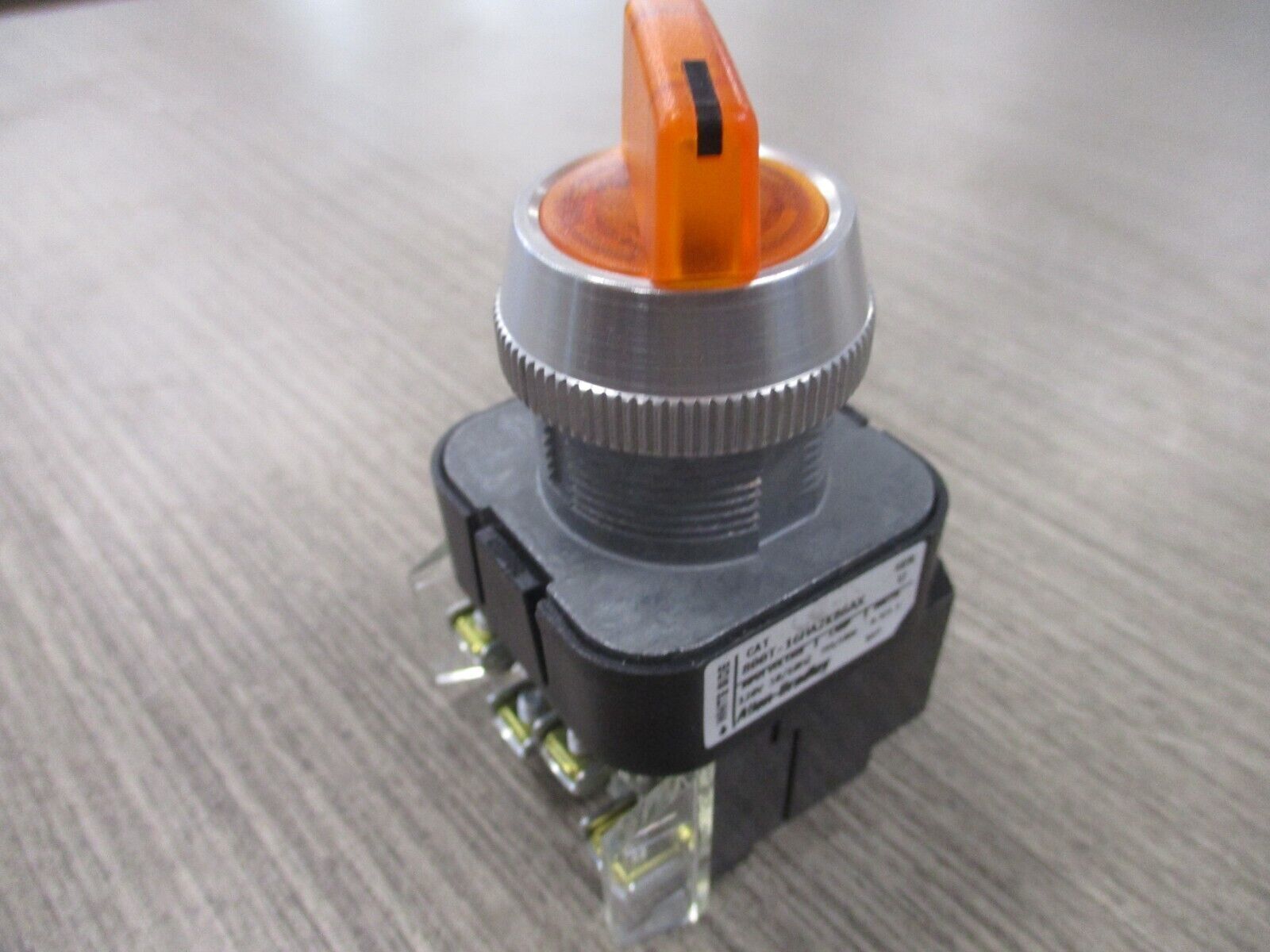 Allen-Bradley Illuminated Selector Switch 800T-16HA2KB6AX Amber New Surplus