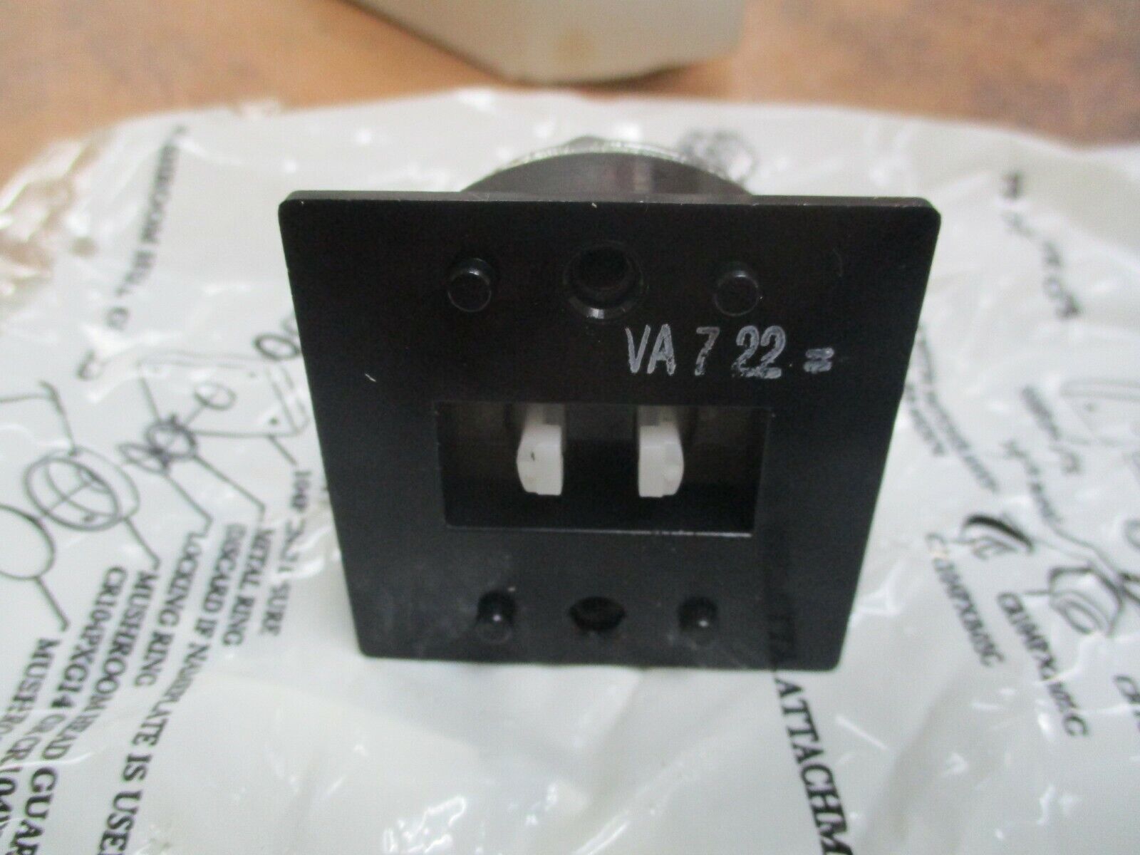 GE Oiltight Pushbutton CR104PBG00U2 New Surplus