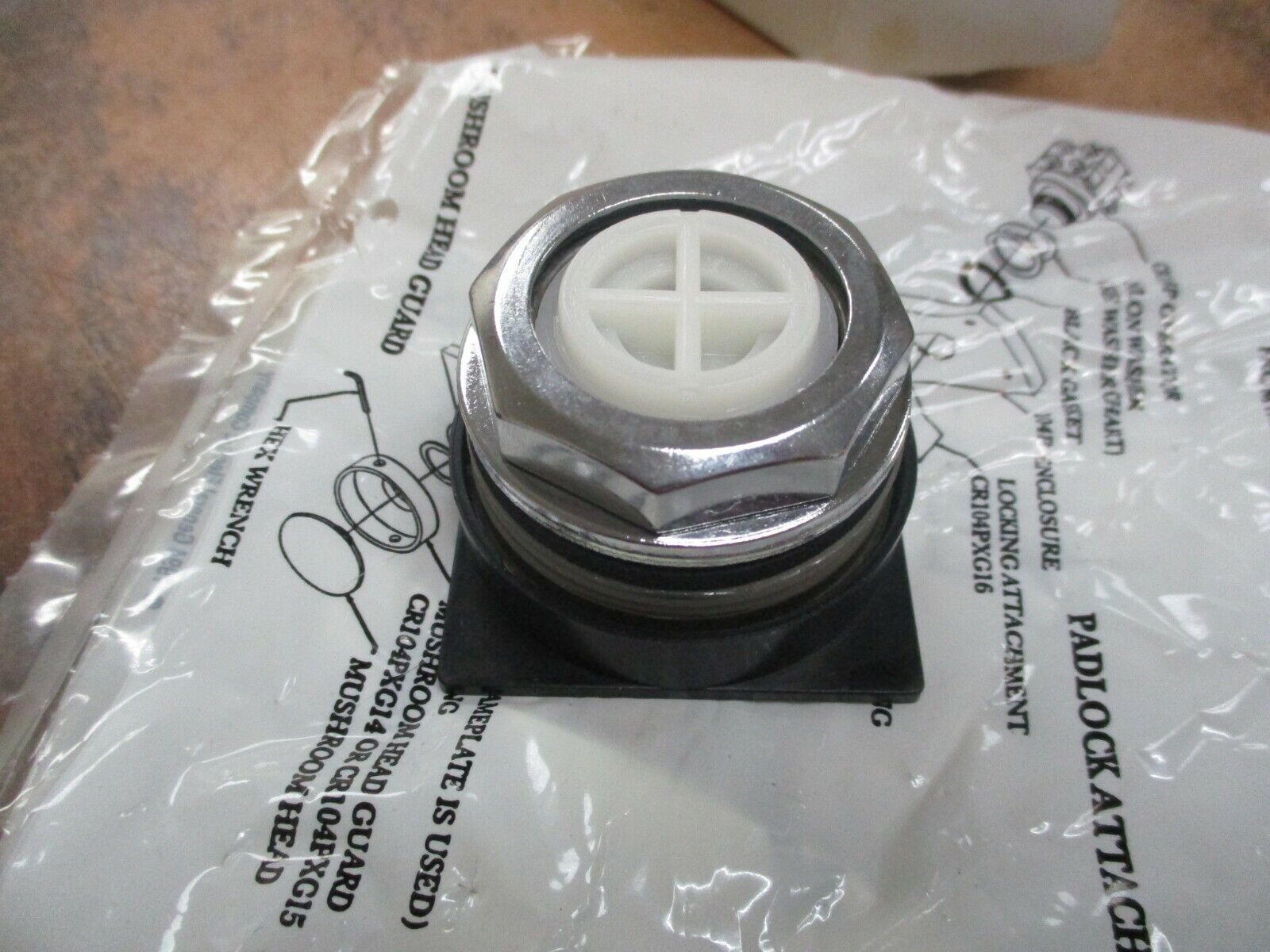 GE Oiltight Pushbutton CR104PBG00U2 New Surplus