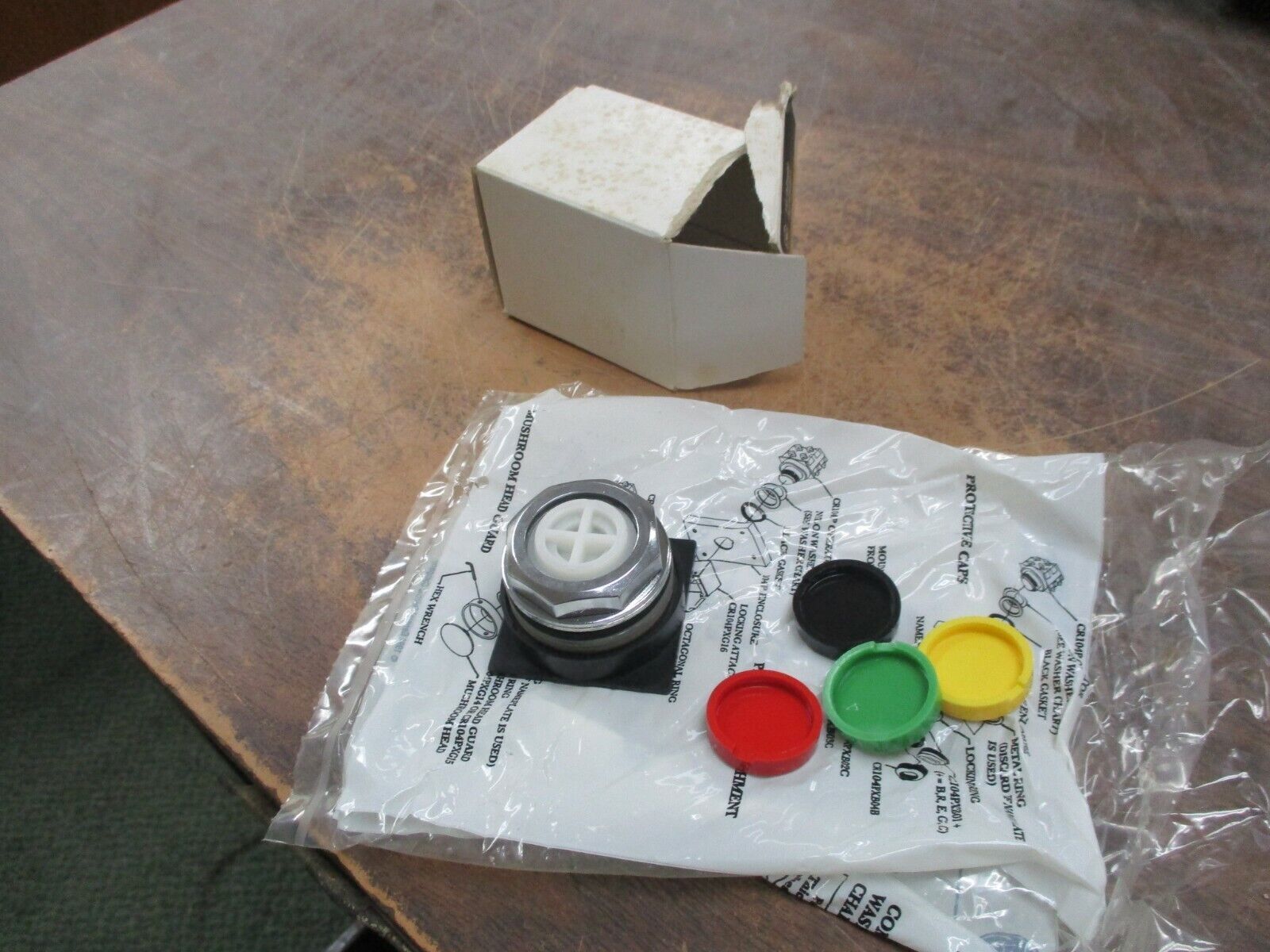 GE Oiltight Pushbutton CR104PBG00U2 New Surplus