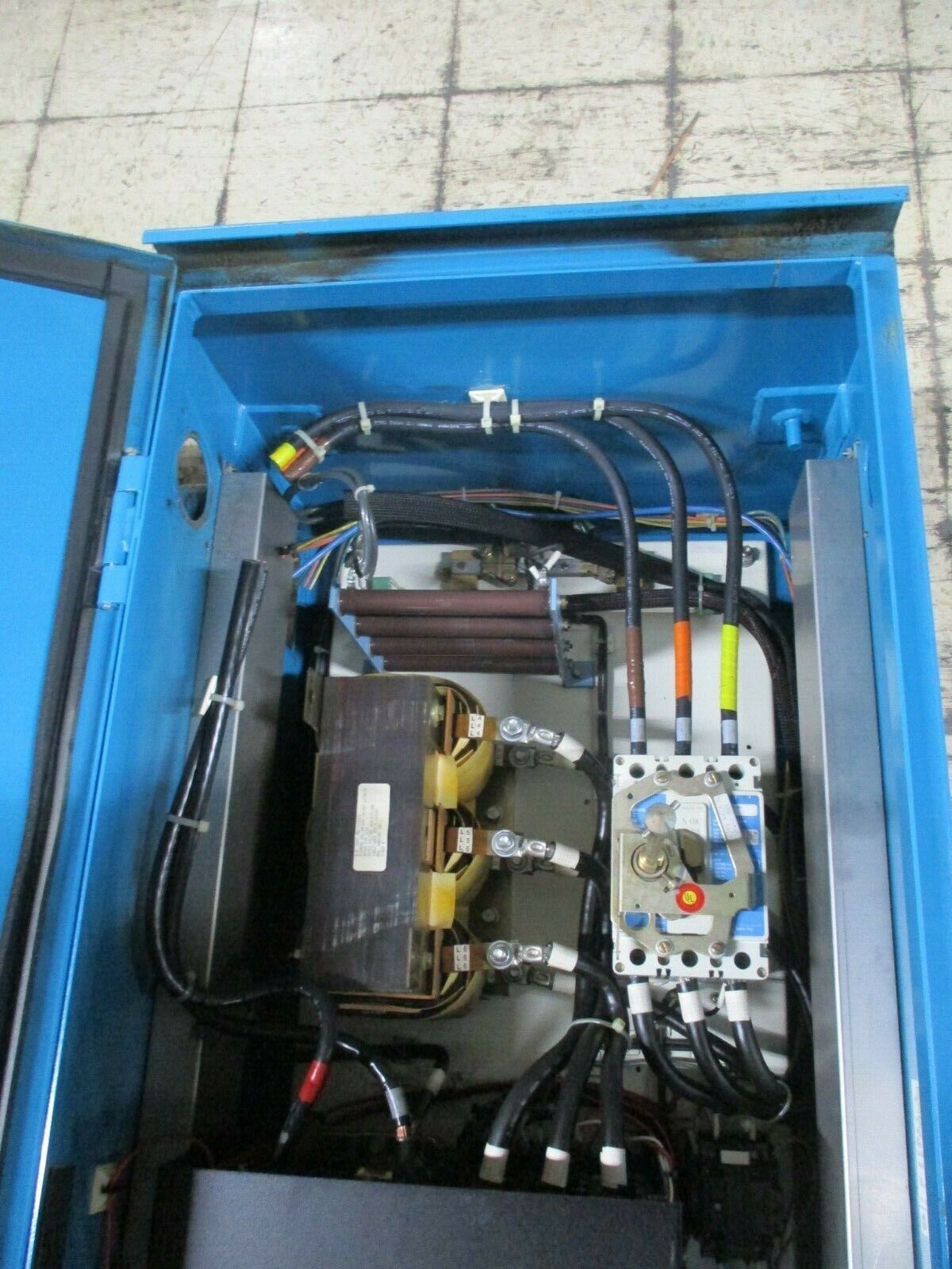 Allen-Bradley Series 2 DC Unit Drive 1395-AR-1B-A140-FE1-CF1-LD-AD-SA 75HP Used