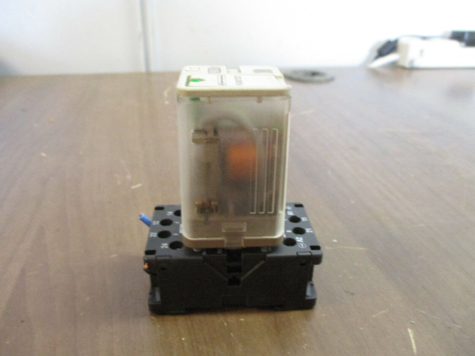 Telemecanique Relay RUN 21D21 BD 24VDC w/ Base Used