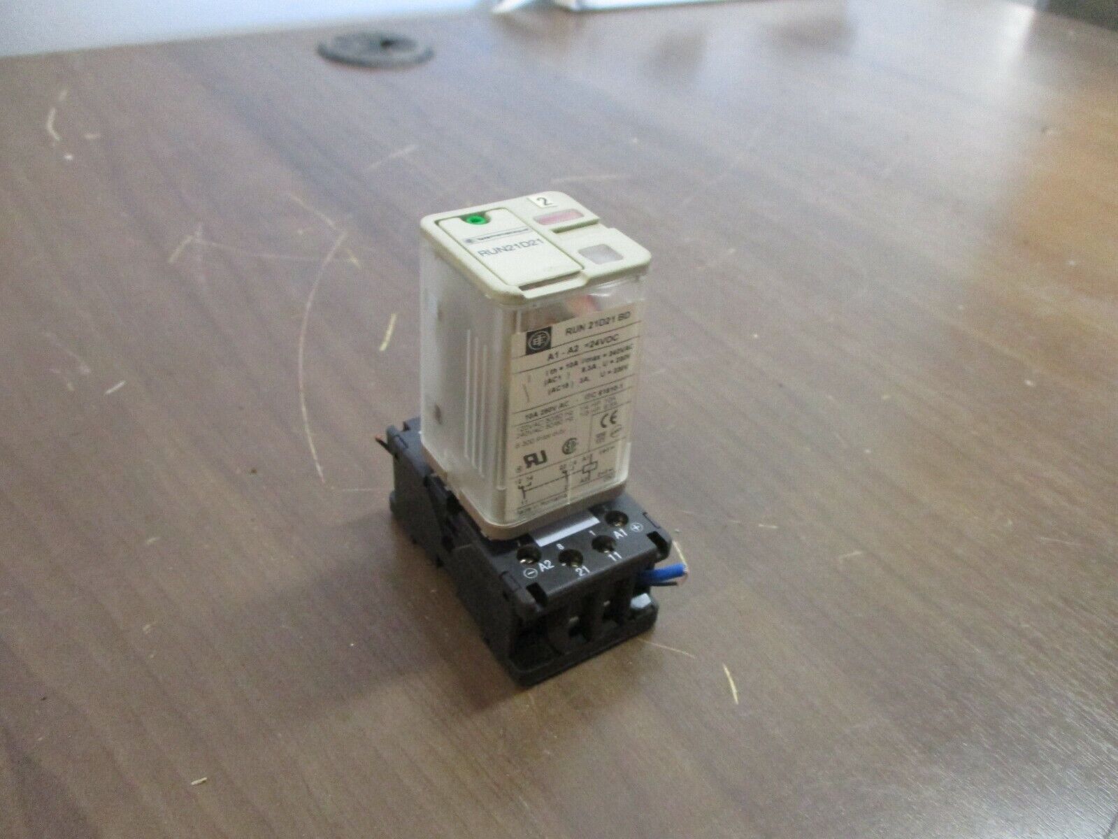 Telemecanique Relay RUN 21D21 BD 24VDC w/ Base Used