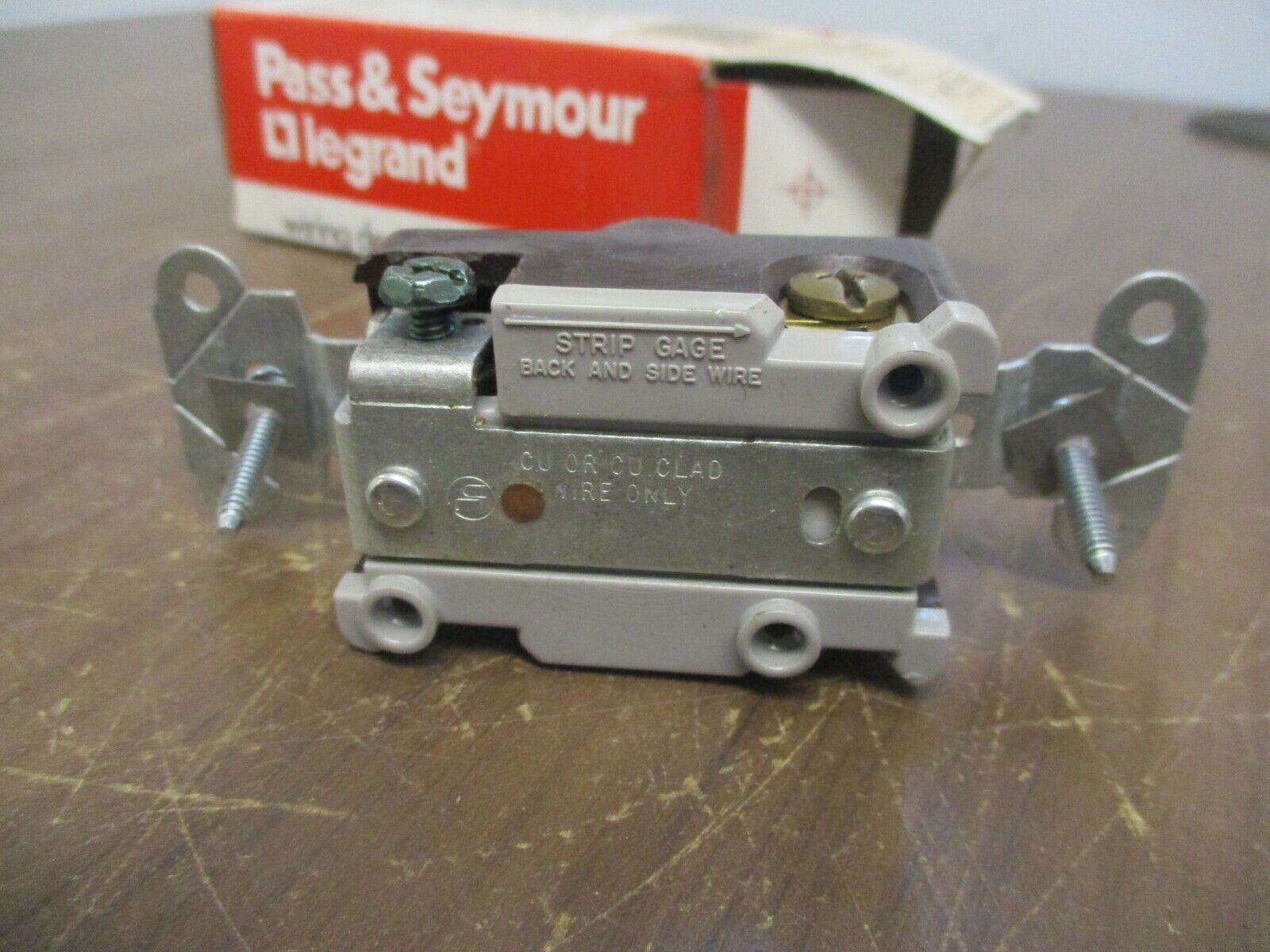 Pass & Seymour Legrand Flush Receptacle 3820 20A 125/250V 3P 4W New Surplus