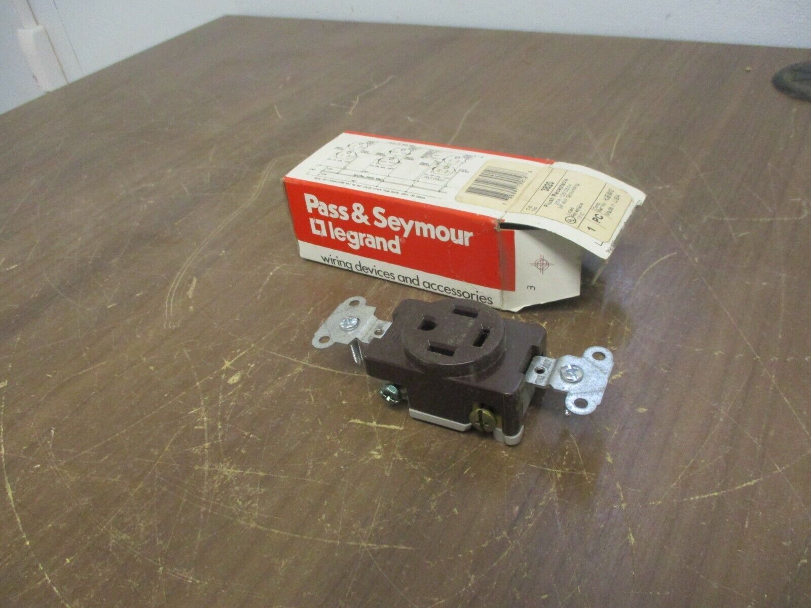 Pass & Seymour Legrand Flush Receptacle 3820 20A 125/250V 3P 4W New Surplus