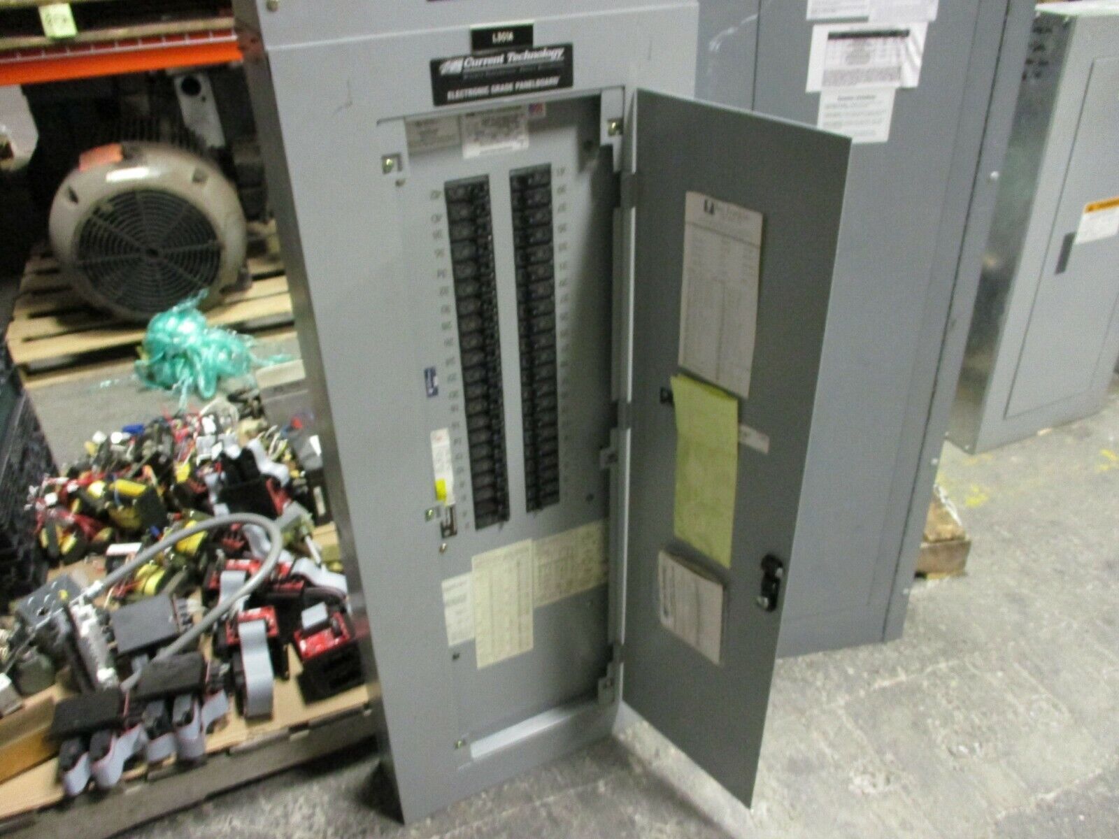 GE Main Breaker Circuit Breaker Panel w/Surge Suppressor AQU3422MBX 225A Max 3Ph