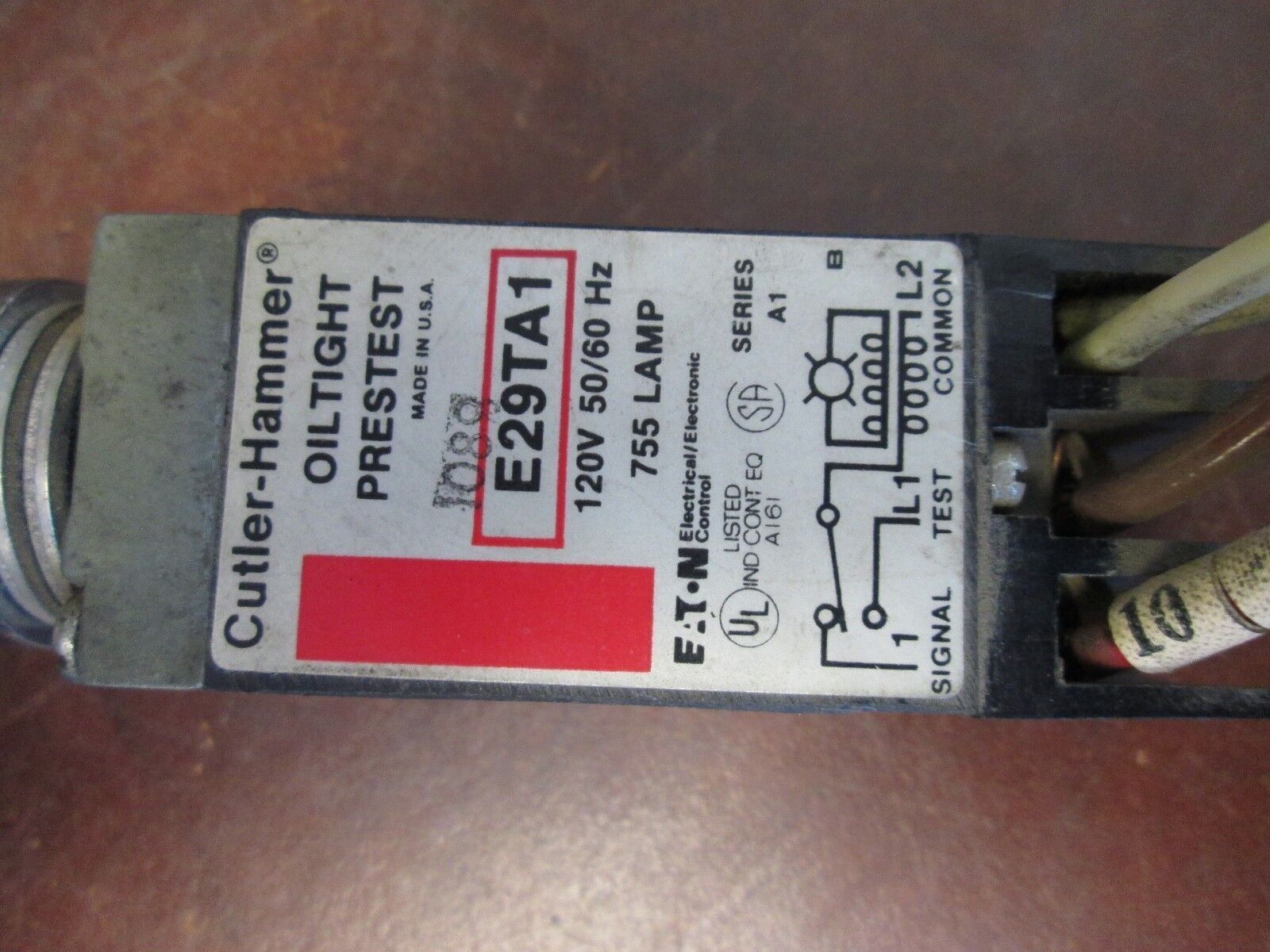 Cutler-Hammer Oiltight Pilot Light E29TA1 120V 755 Lamp Used