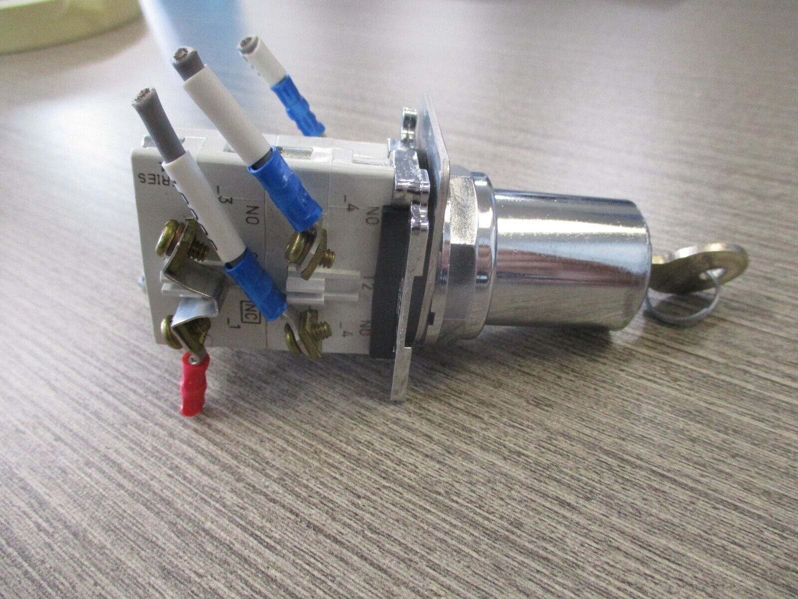 Cutler-Hammer key on/off switch 10250T/91000T used