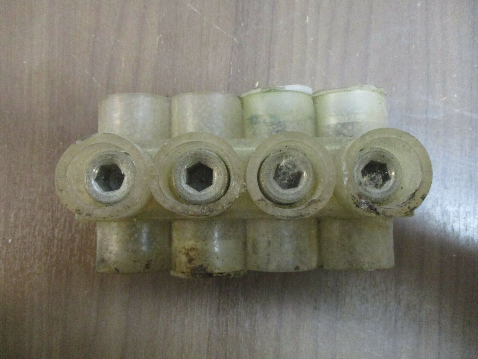 Burndy Multi-Tap Connector BIBD-600-4 #4AWG-600KCMIL 4P Used
