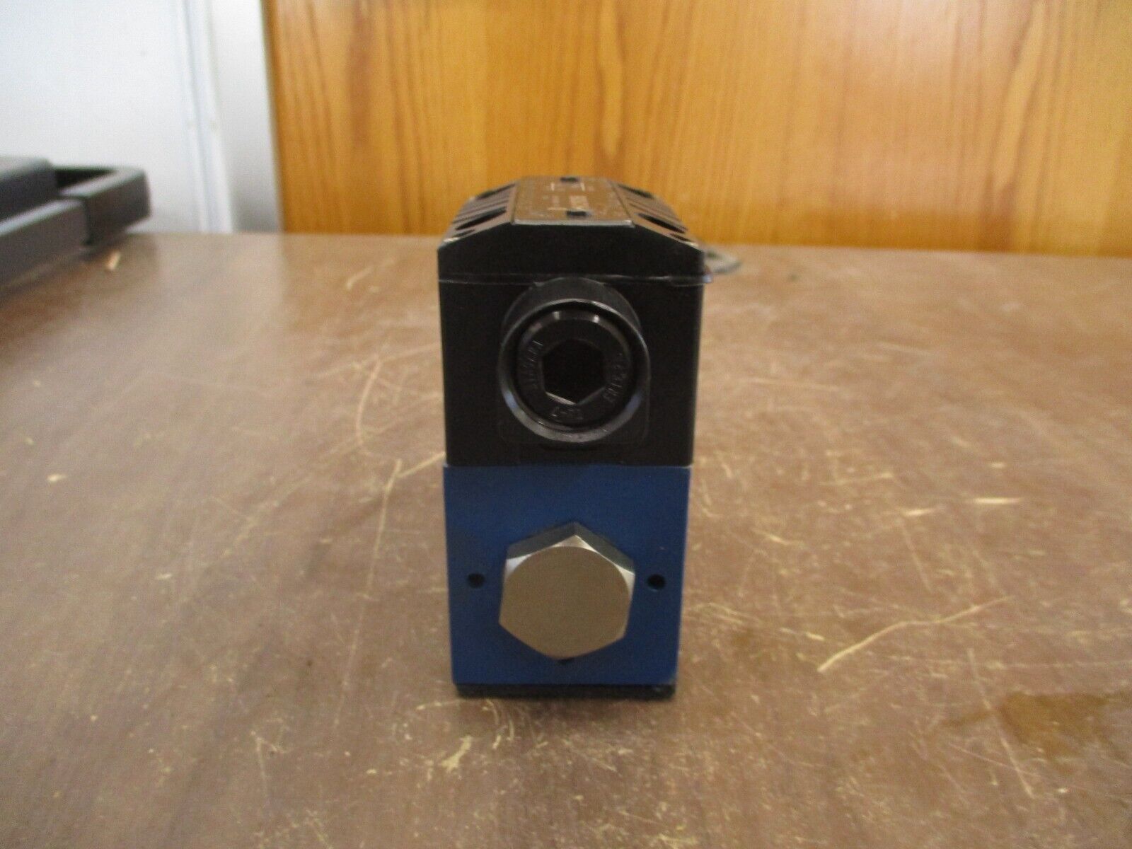 Bosch Directional Control Valve 081WV06P1V1012KD115/60 D51 4600PSI Used