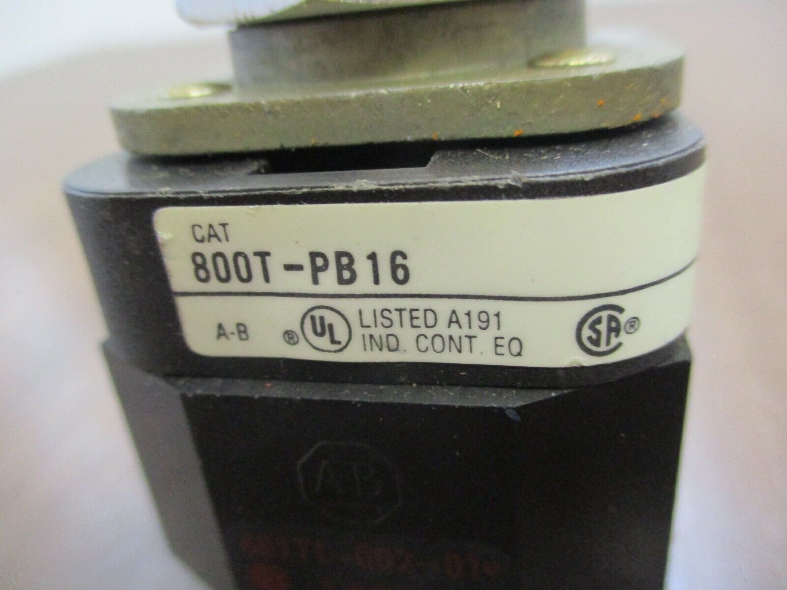 Allen-Bradley Illuminated Push Button 800T-PB16 120V 50/60Hz Green Used