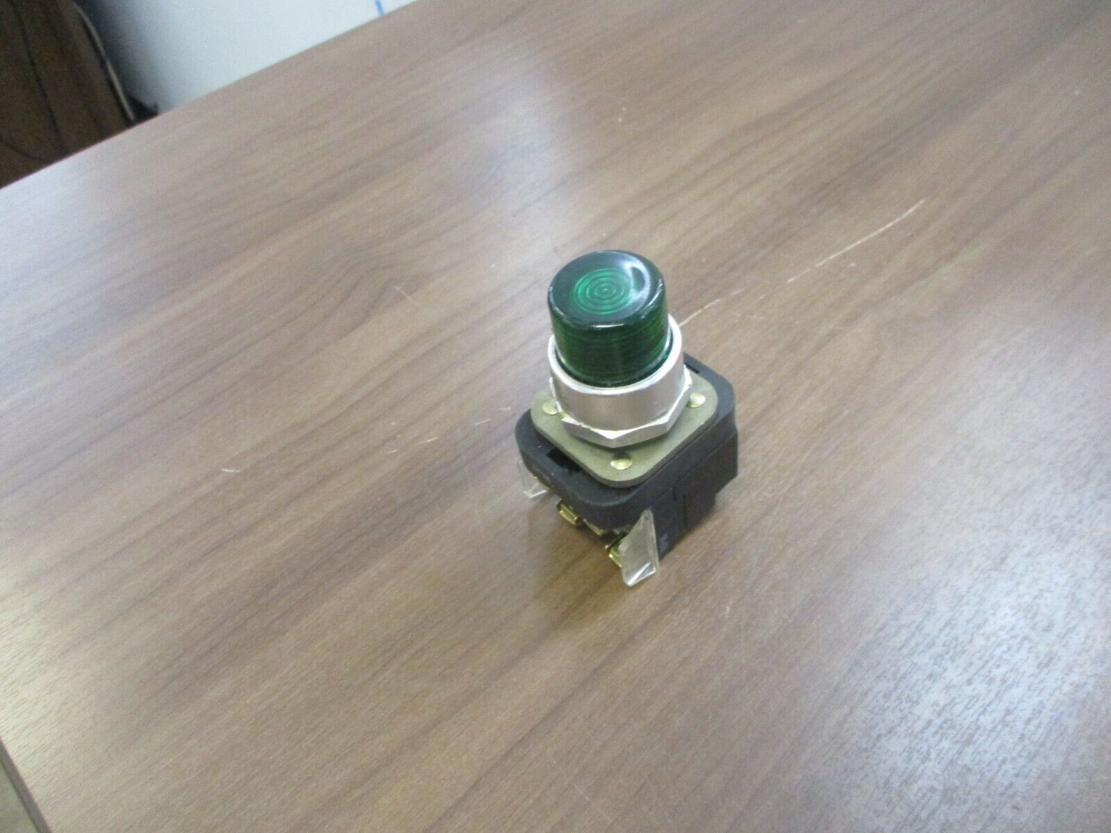 Allen-Bradley Illuminated Push Button 800T-PB16 120V 50/60Hz Green Used