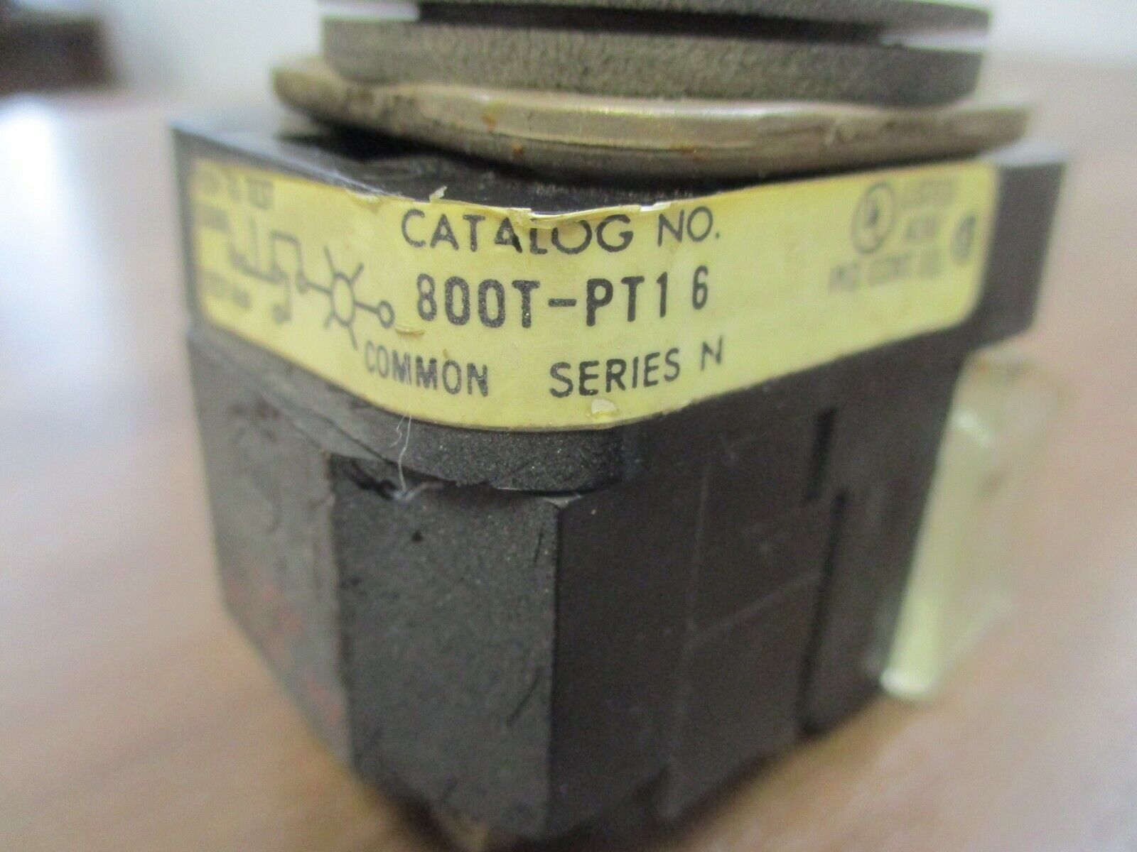 Allen-Bradley Illuminated Push Button 800T-PT16 120V 50/60Hz Ser. N Red Used