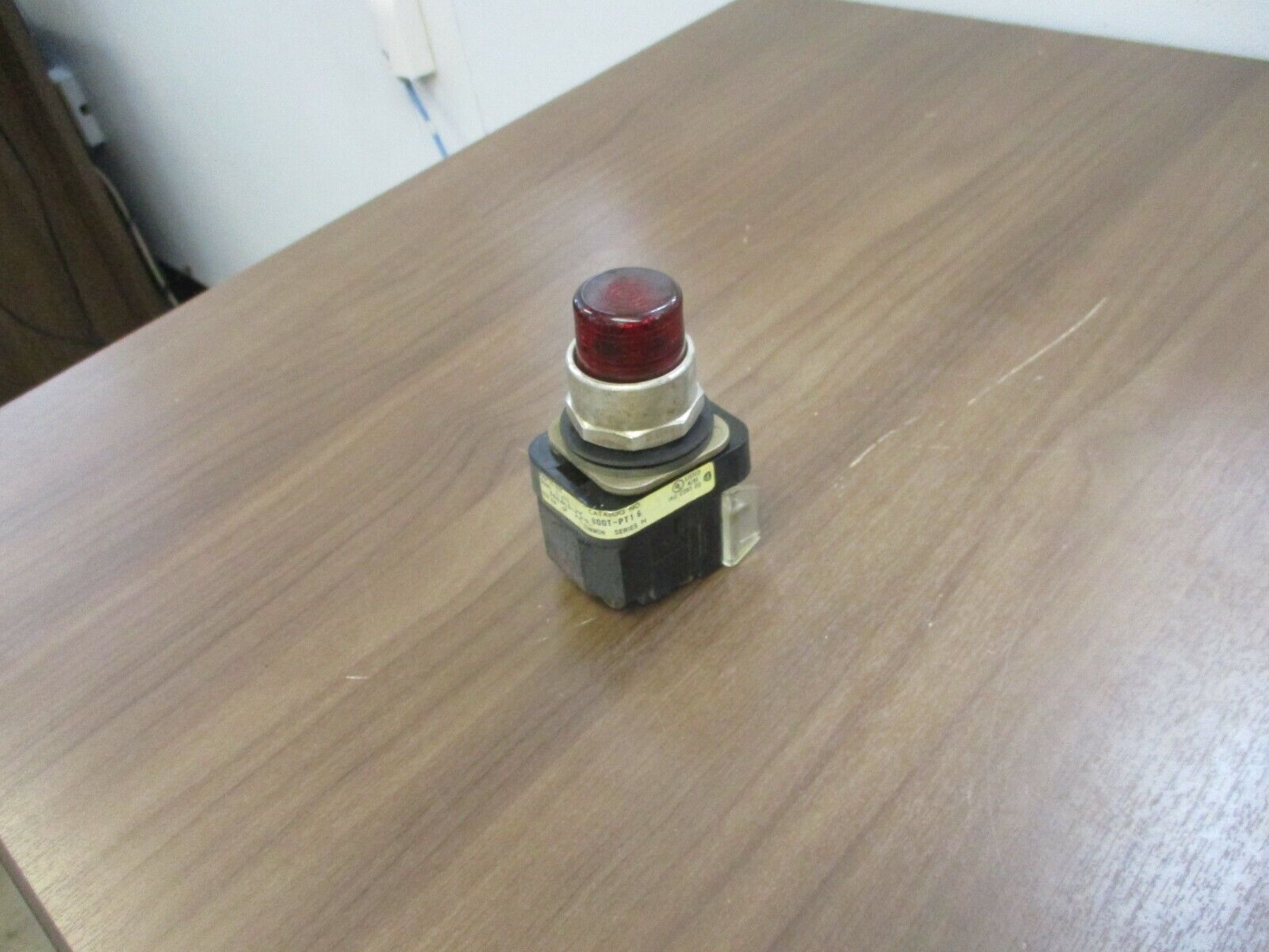 Allen-Bradley Illuminated Push Button 800T-PT16 120V 50/60Hz Ser. N Red Used