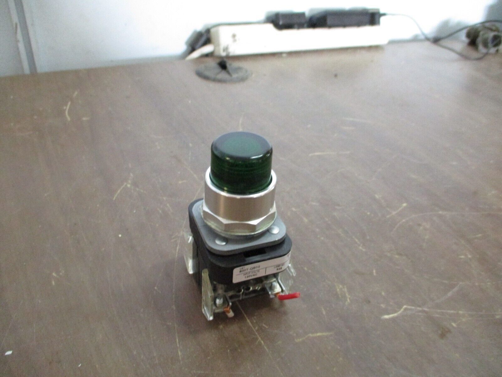 Allen-Bradley Illuminated Push Button 800T-QB10 Ser. T 120V Type 4, 13 Green