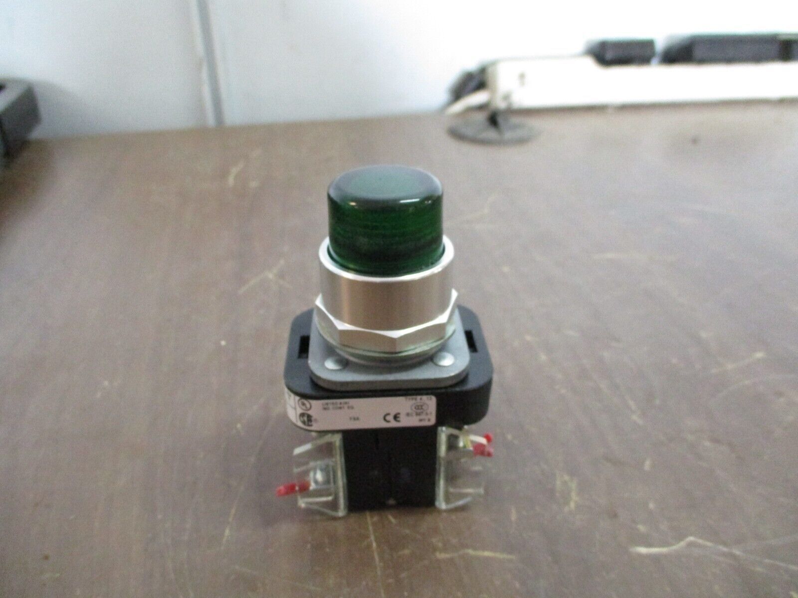 Allen-Bradley Illuminated Push Button 800T-QB10 Ser. T 120V Type 4, 13 Green