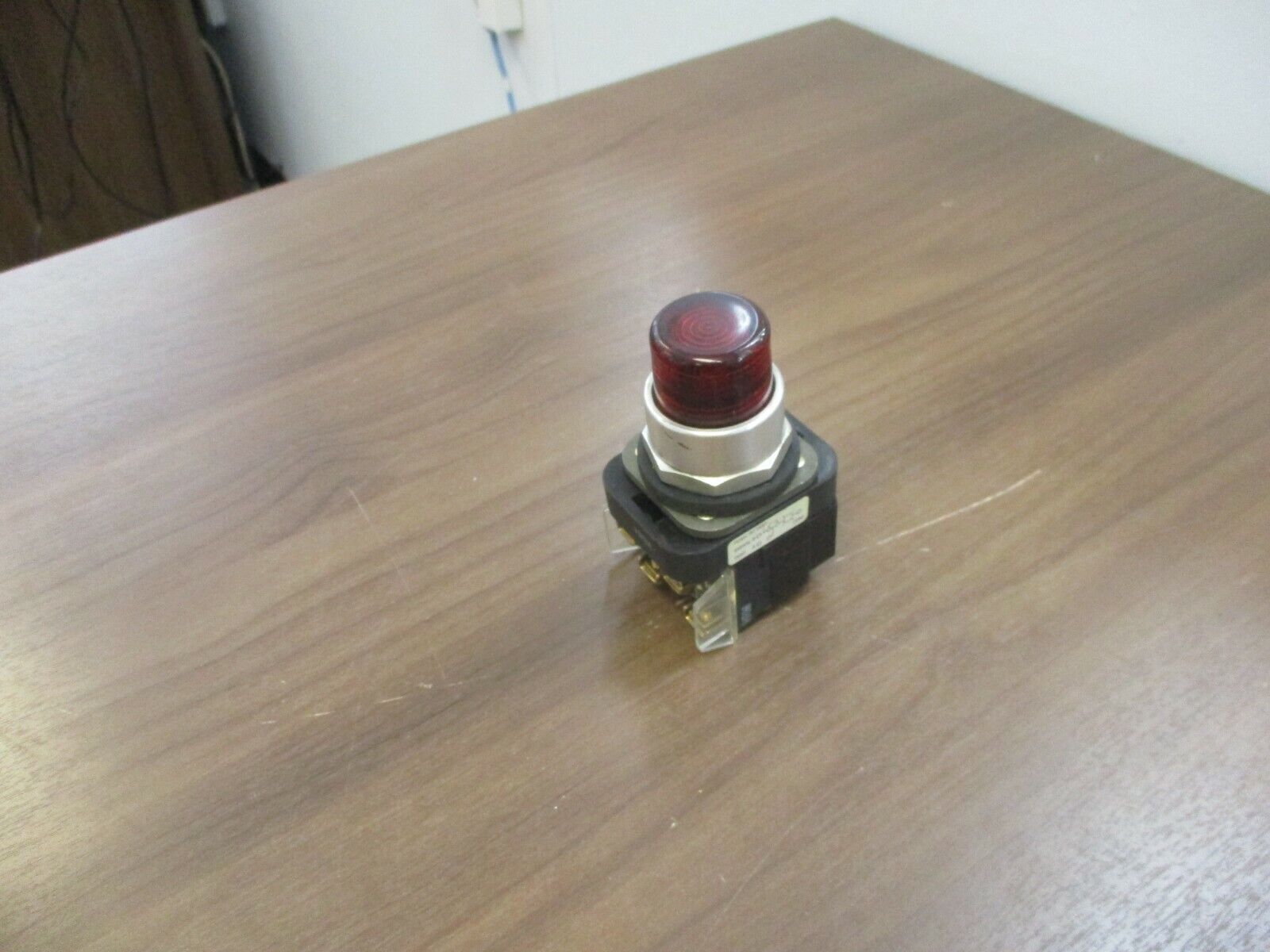 Allen-Bradley Illuminated Push Button 800T-PT16 120V 50/60Hz Ser. T Red Used